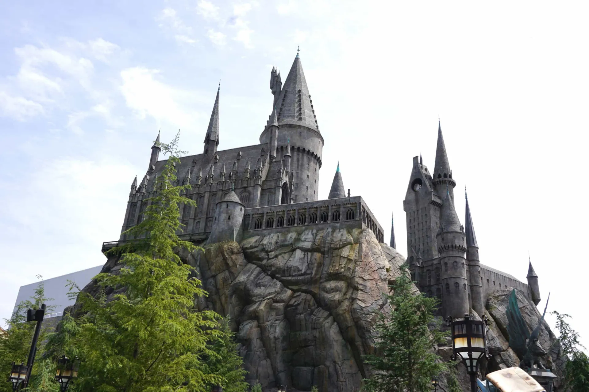 Uma visão ampla do castelo de Hogwarts no parque da Universal, mostrando sua grandiosidade.
