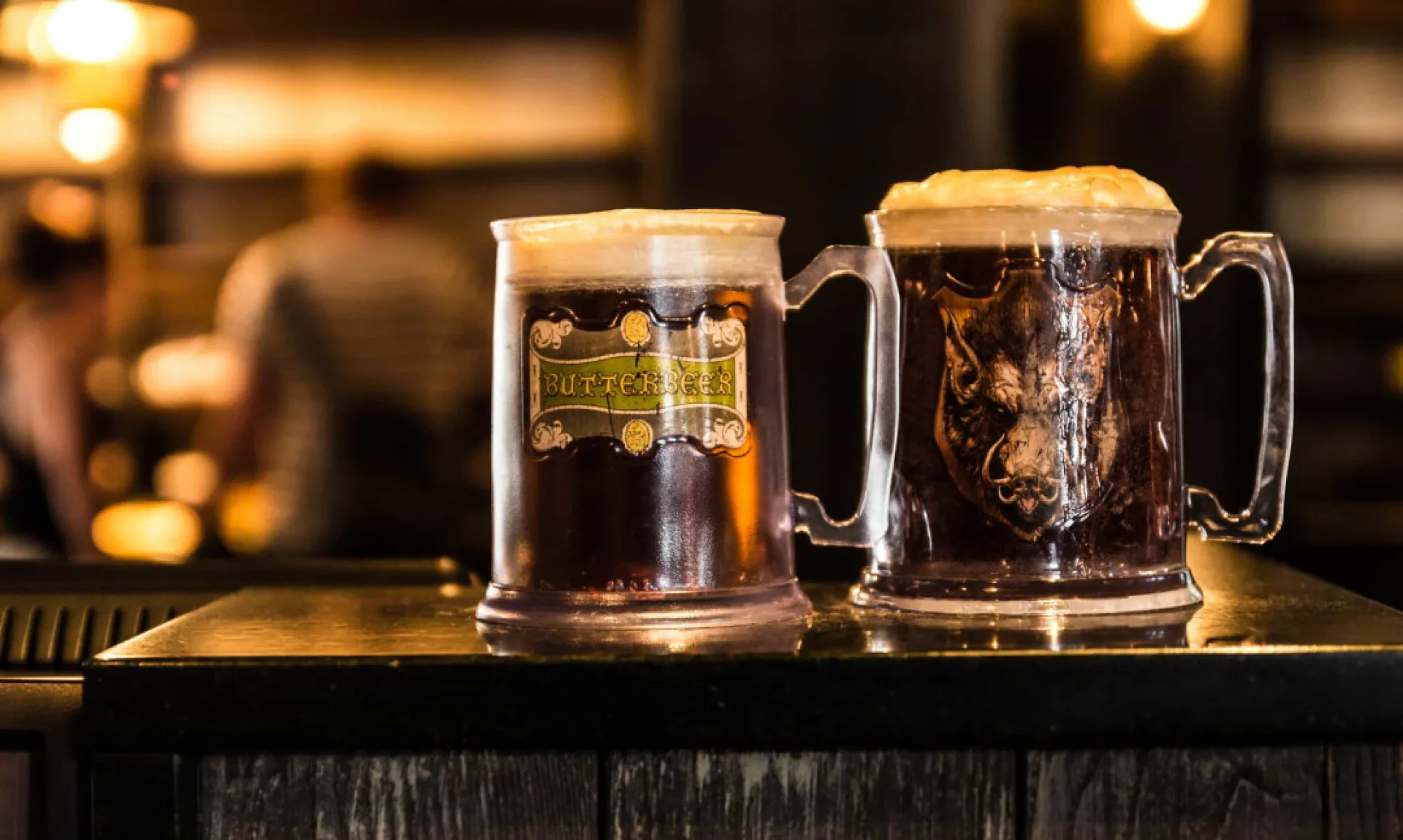 Um copo de cerveja amanteigada com sua espuma característica, uma bebida popular no parque.