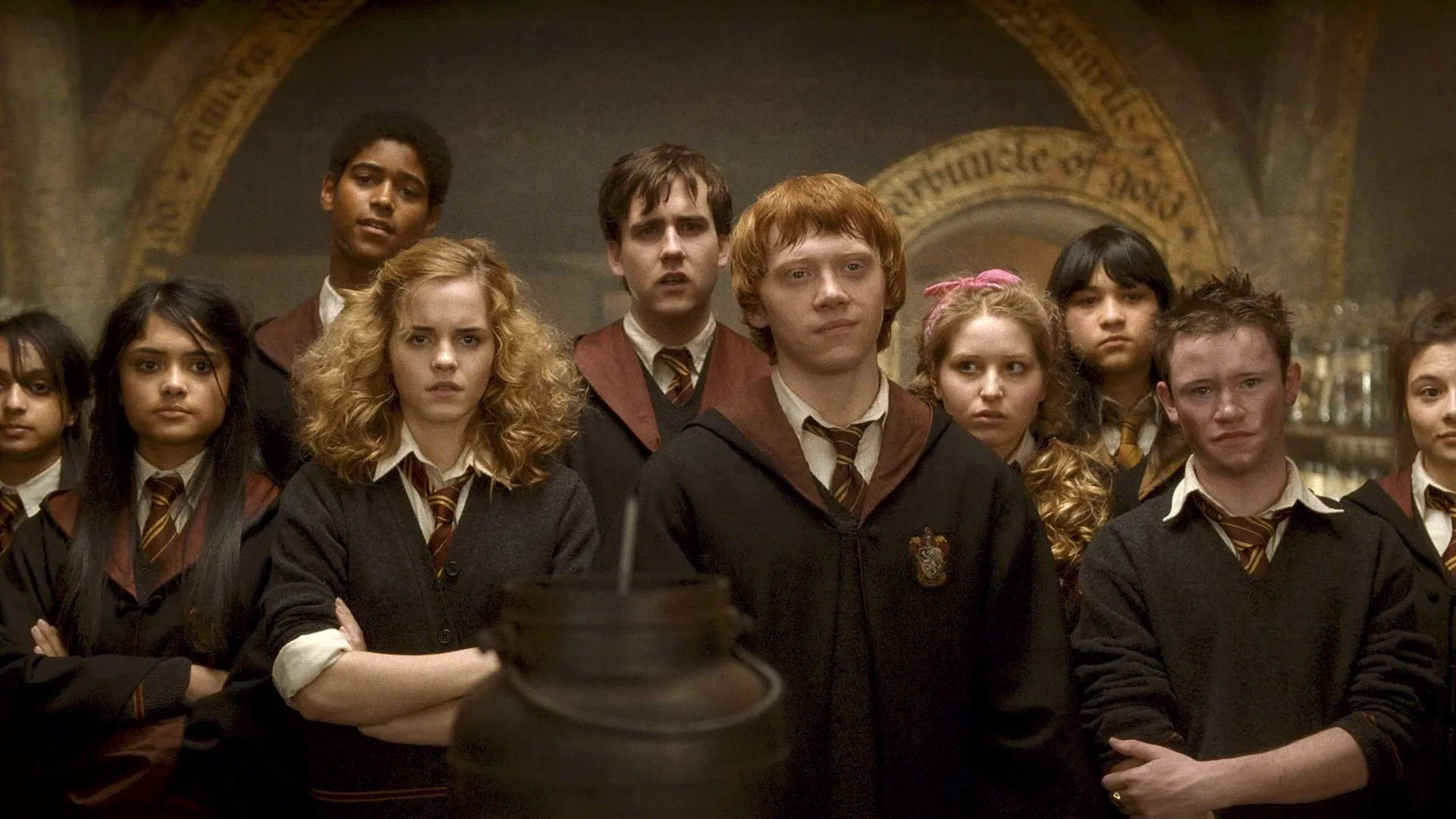 Uma ilustração de Rony e Hermione se olhando, mostrando a conexão entre eles.