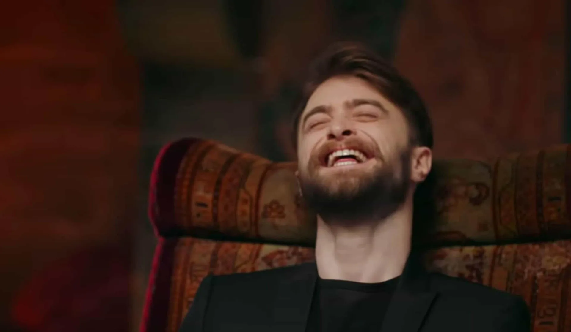 Daniel Radcliffe e o diretor Chris Columbus conversando nos bastidores de Harry Potter.