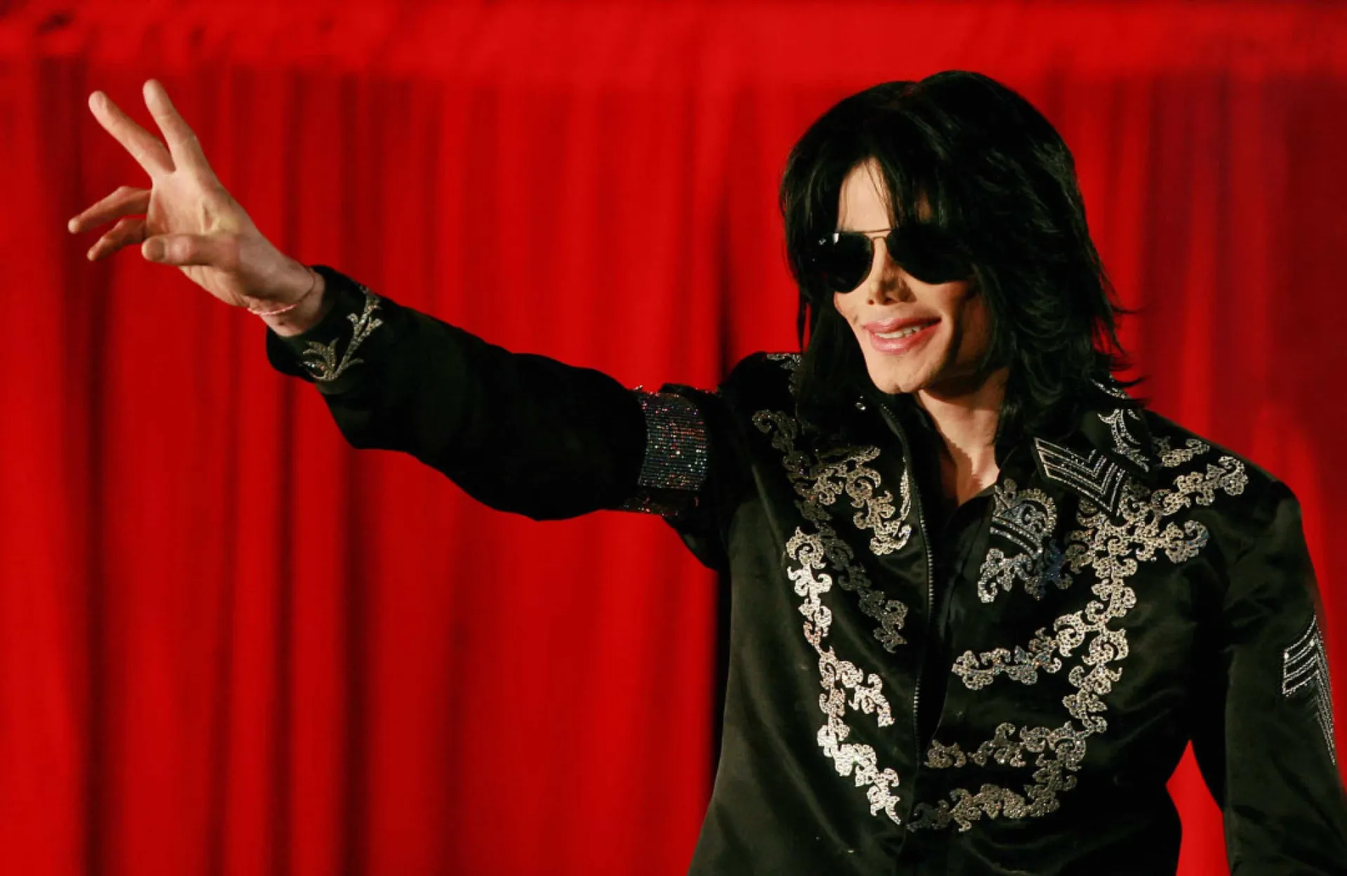 O cantor Michael Jackson em uma de suas icônicas performances no palco.