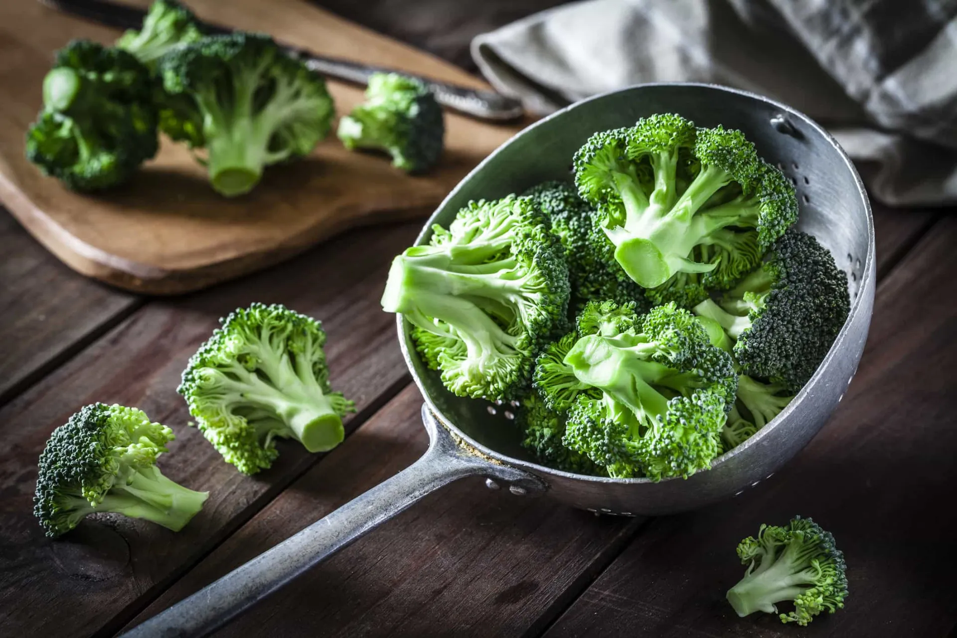 Um arranjo de vegetais crucíferos como brócolis, couve-flor e repolho.
