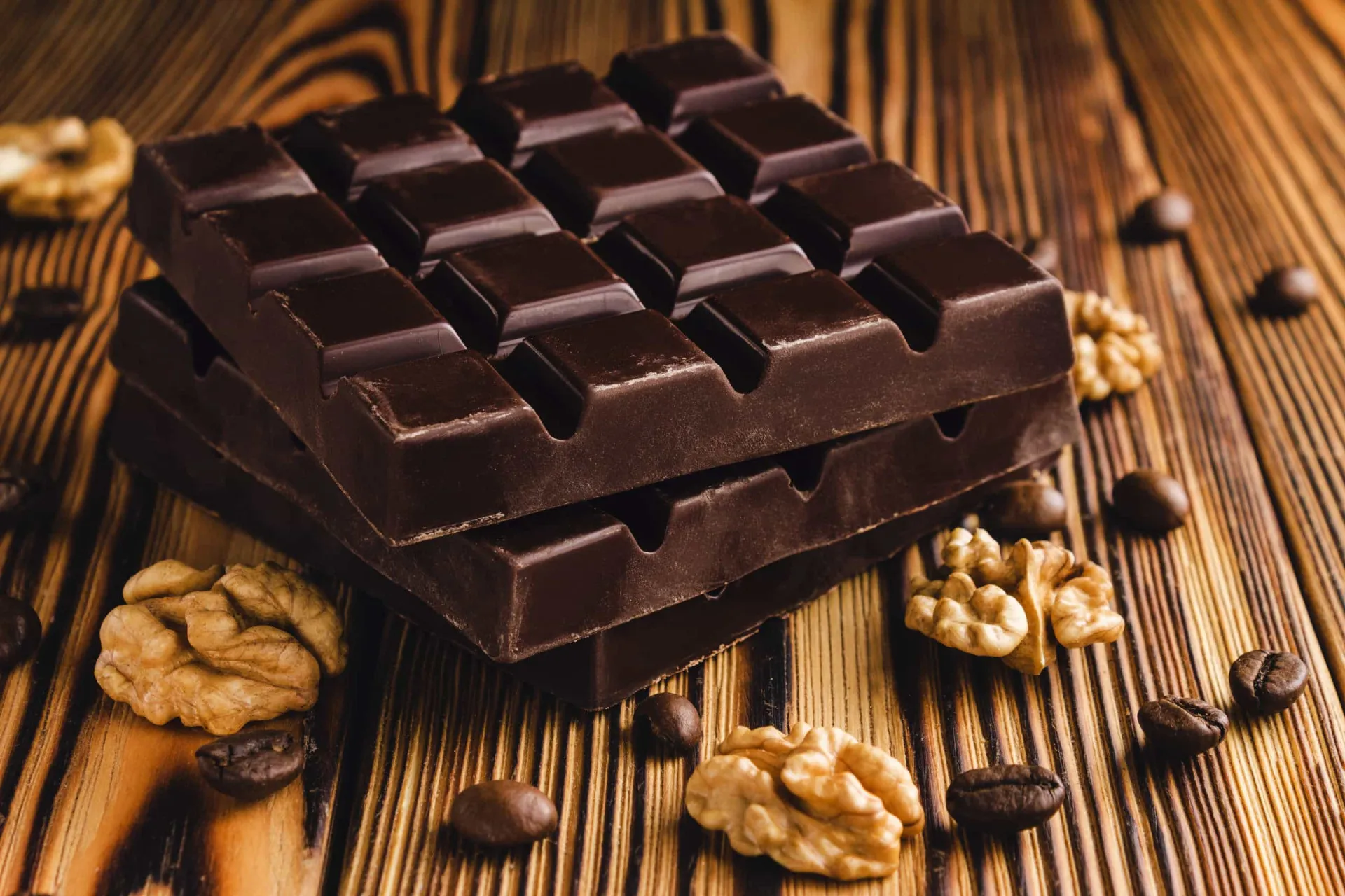 Pedaços de chocolate amargo e cacau em pó, fontes de flavonoides.