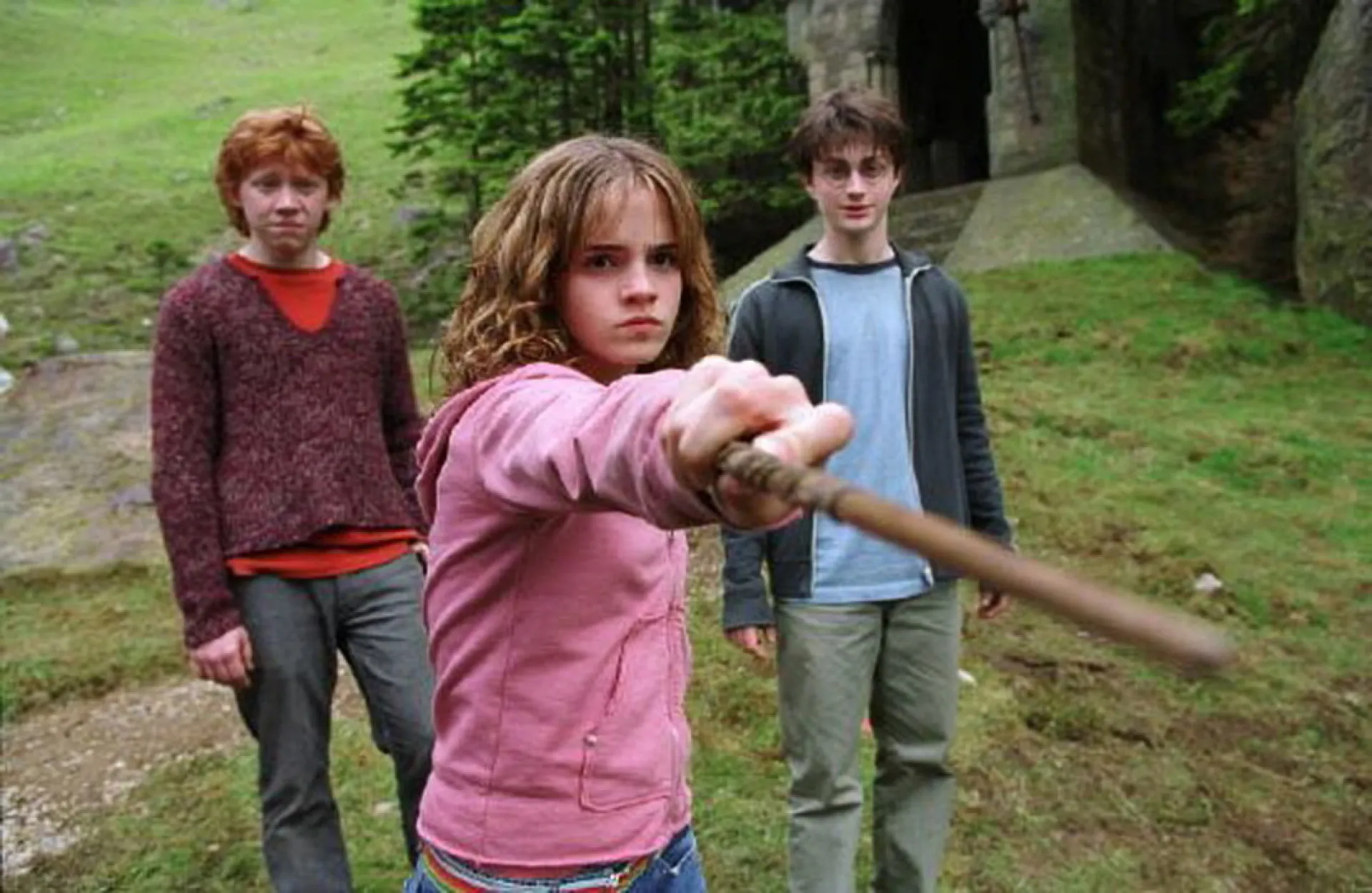 Uma coleção de diferentes varinhas de personagens de Harry Potter expostas.