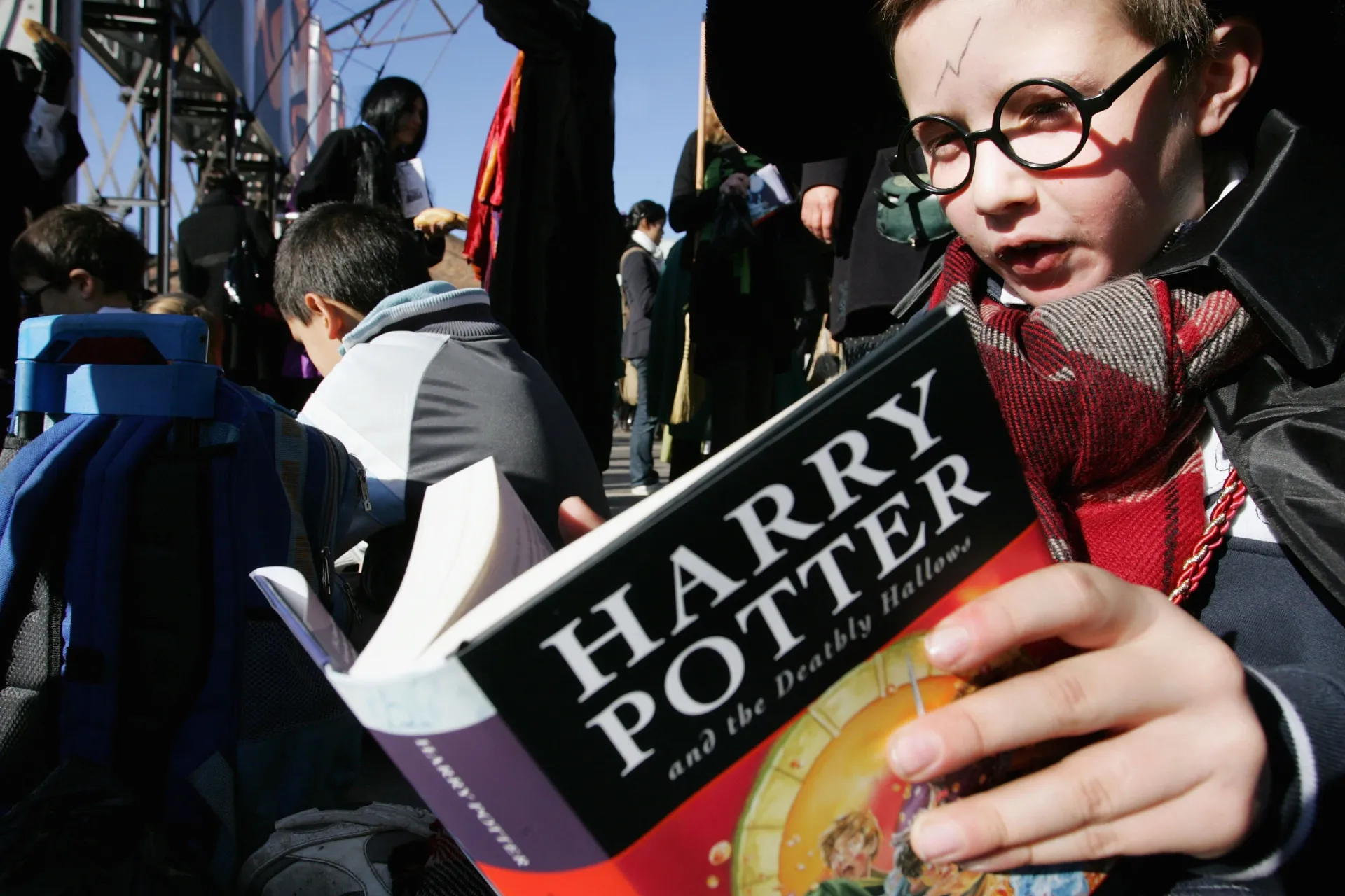 Fãs acampando na rua, ansiosos para o lançamento do último livro de Harry Potter.