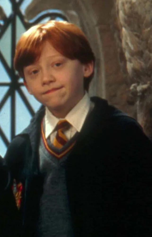 Rupert Grint como Rony Weasley, com uma expressão preocupada no rosto.