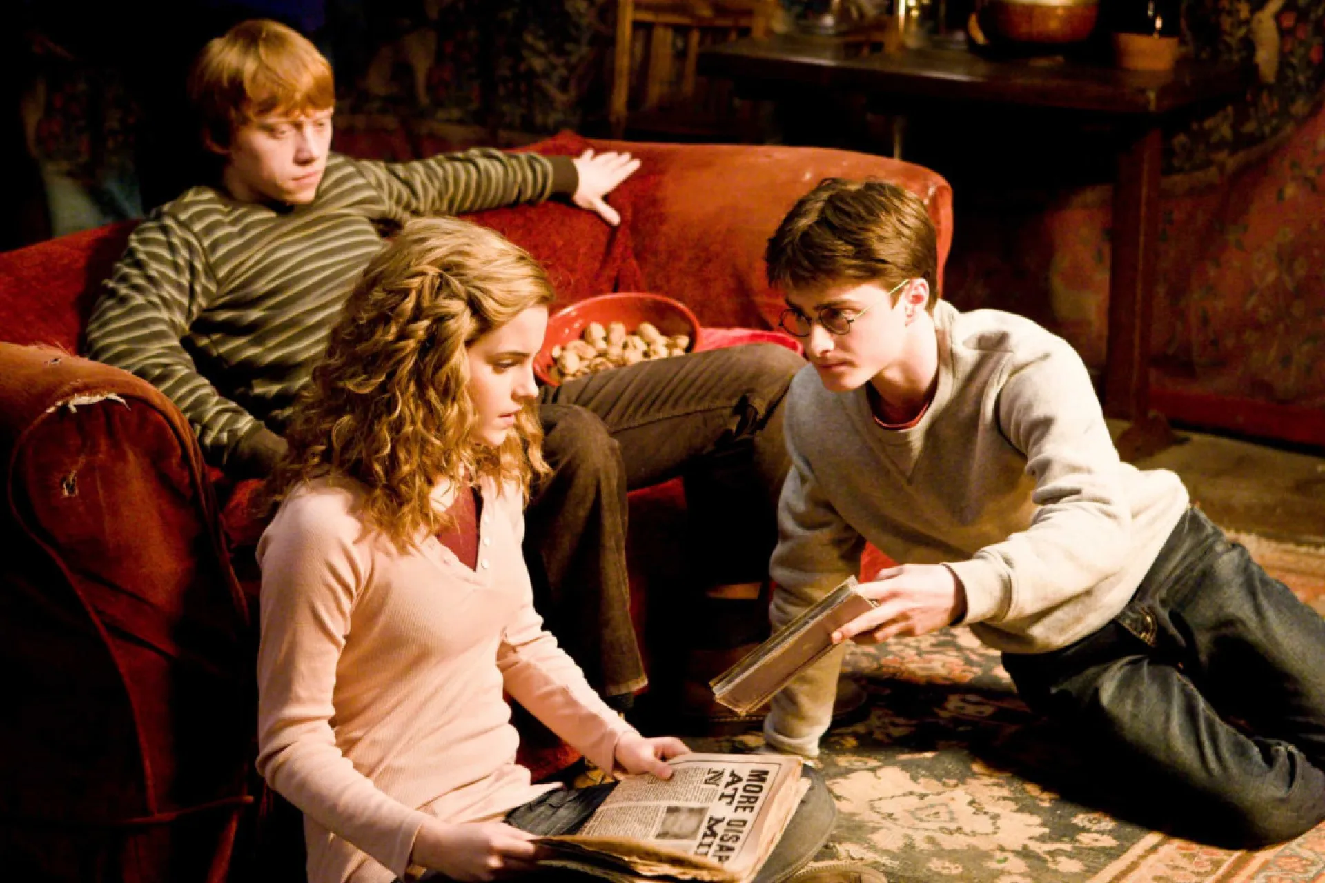 O elenco de Harry Potter em um tapete vermelho, celebrando uma das estreias dos filmes.