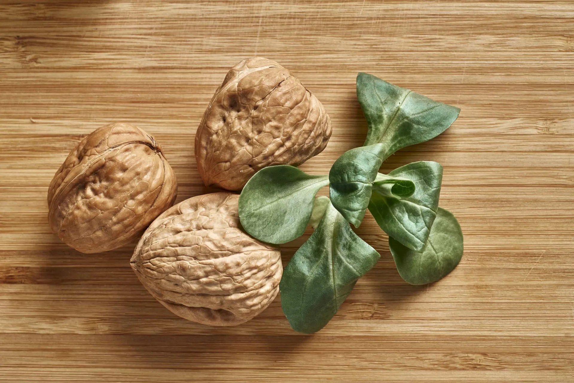Nozes inteiras e descascadas em uma tigela, um lanche saudável e nutritivo.