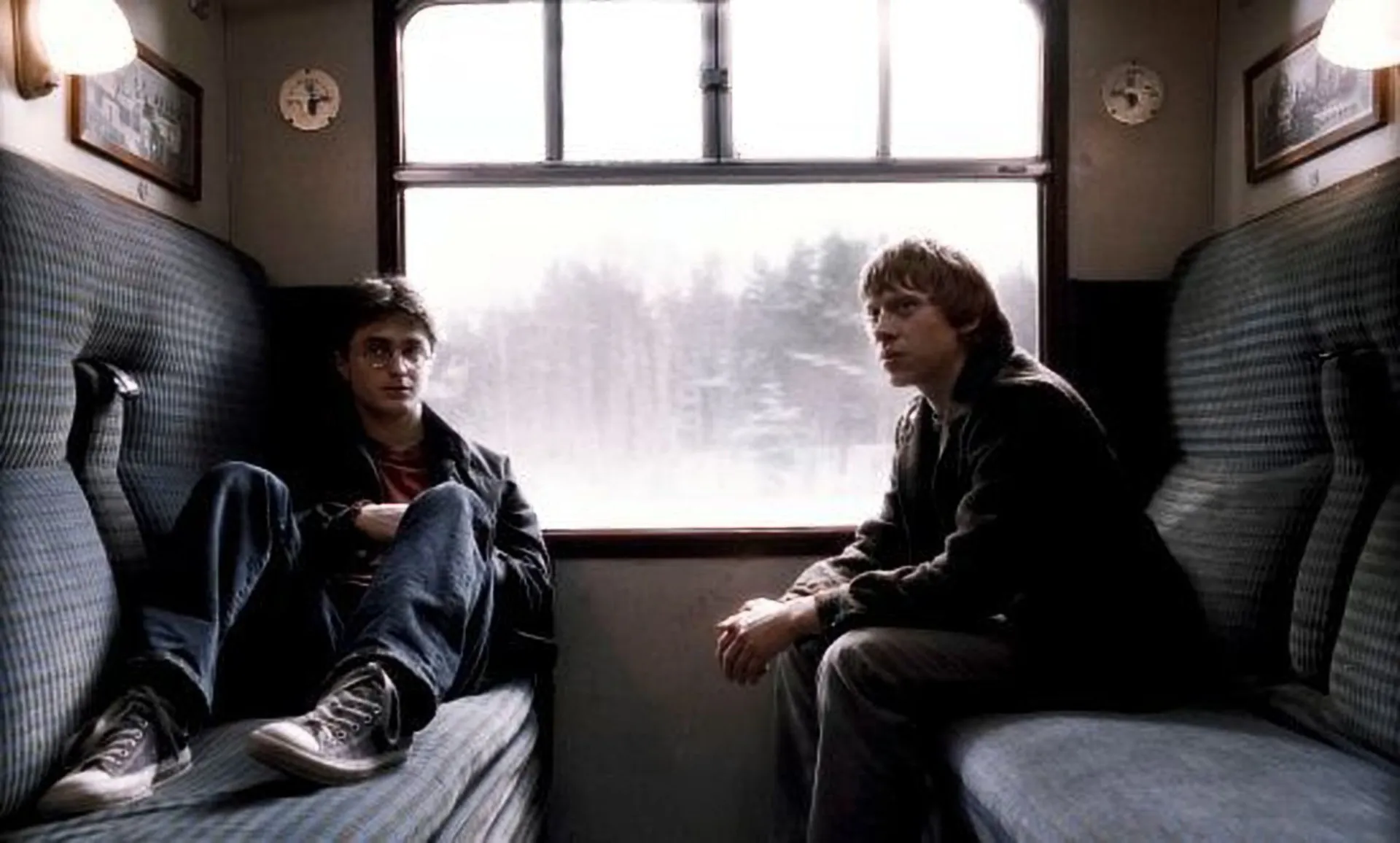 Um trem a vapor passando por uma paisagem verdejante, similar ao Expresso de Hogwarts.