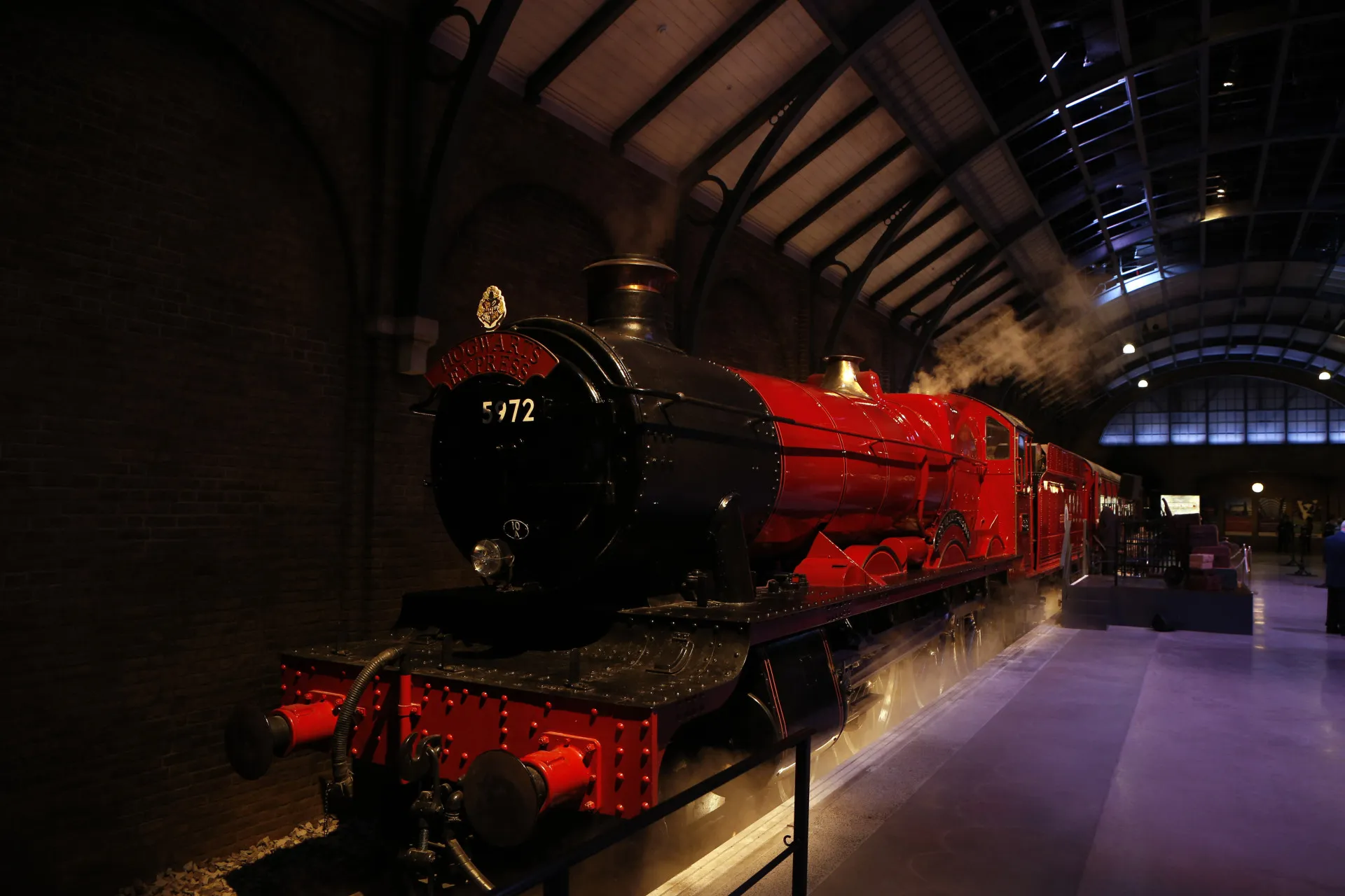O trem Expresso de Hogwarts parado na estação de Hogsmeade no parque da Universal Studios.