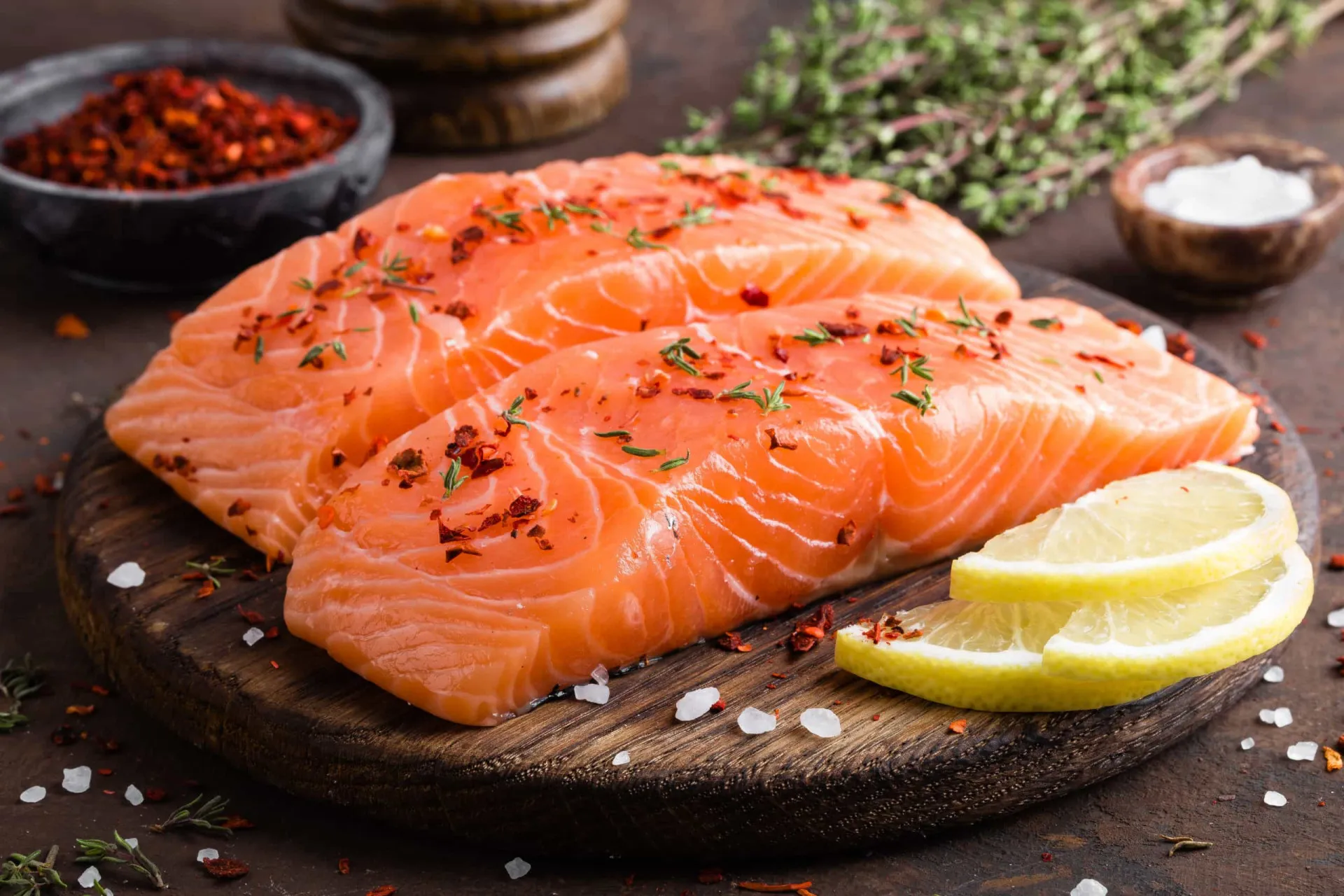 Filé de salmão fresco com ervas e limão, um exemplo de peixe gorduroso rico em ômega-3.