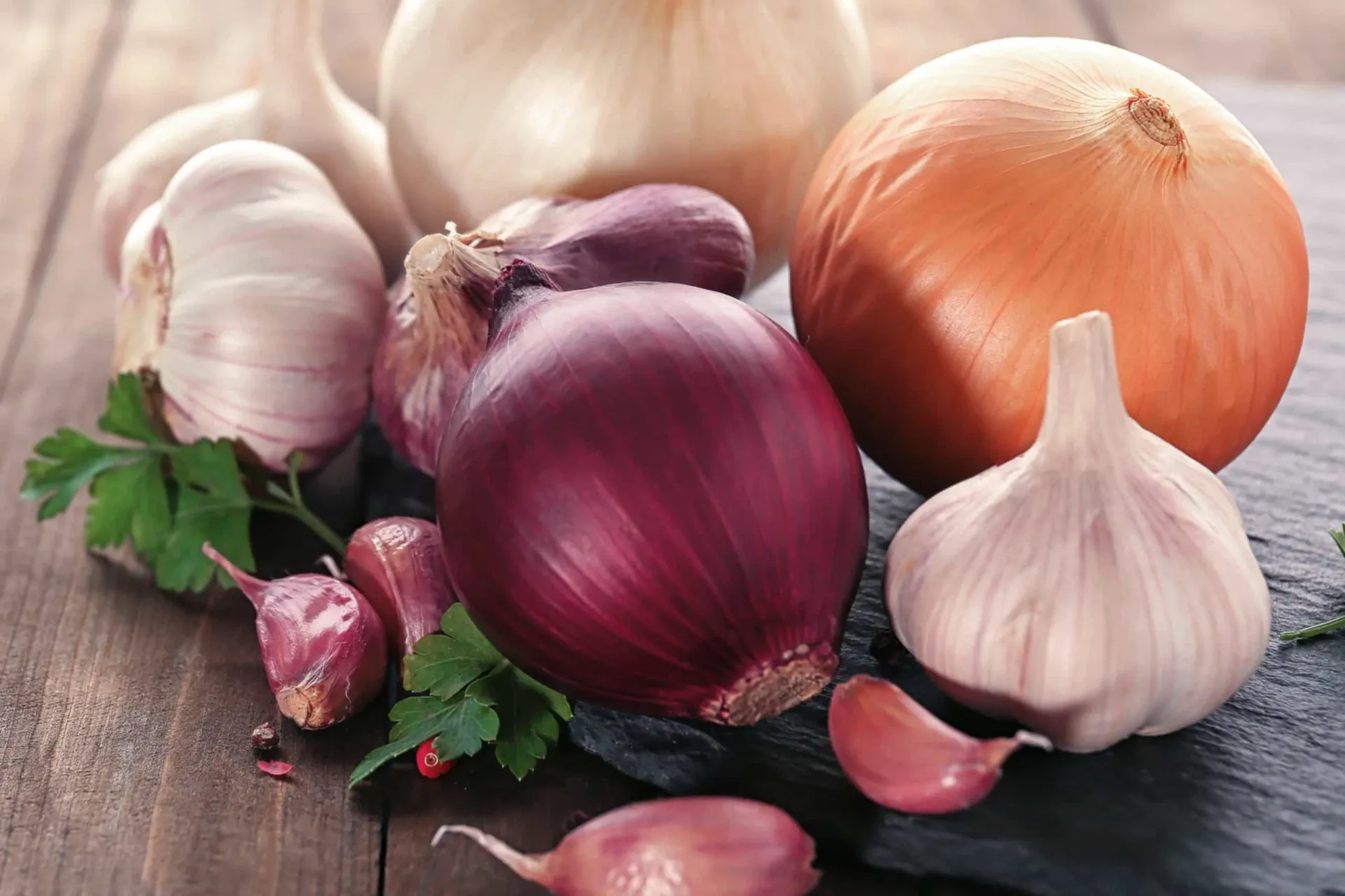 Uma variedade de vegetais allium, incluindo alho, cebola, alho-poró e cebolinha.