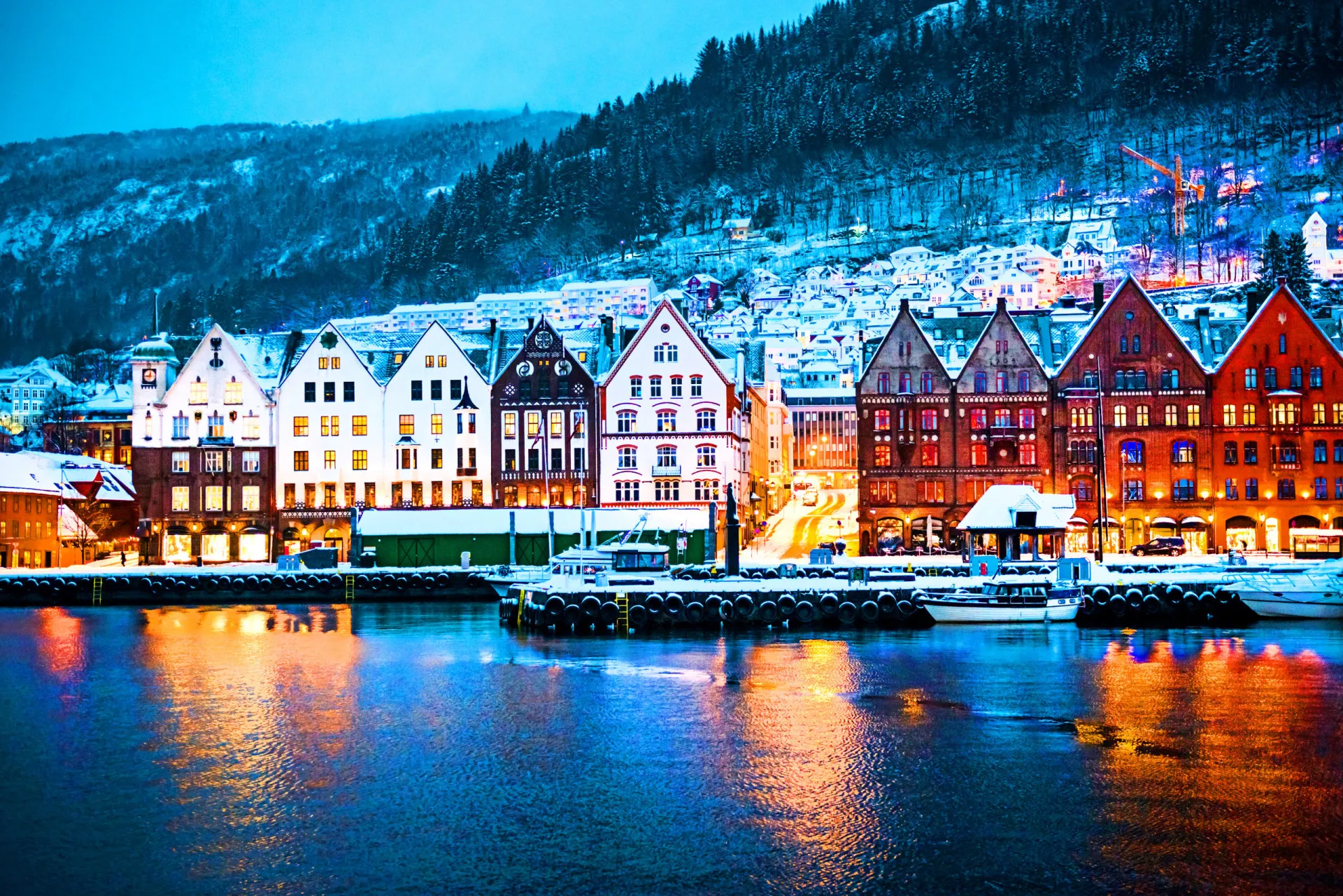 Fiordes deslumbrantes na Noruega com montanhas e águas calmas.
