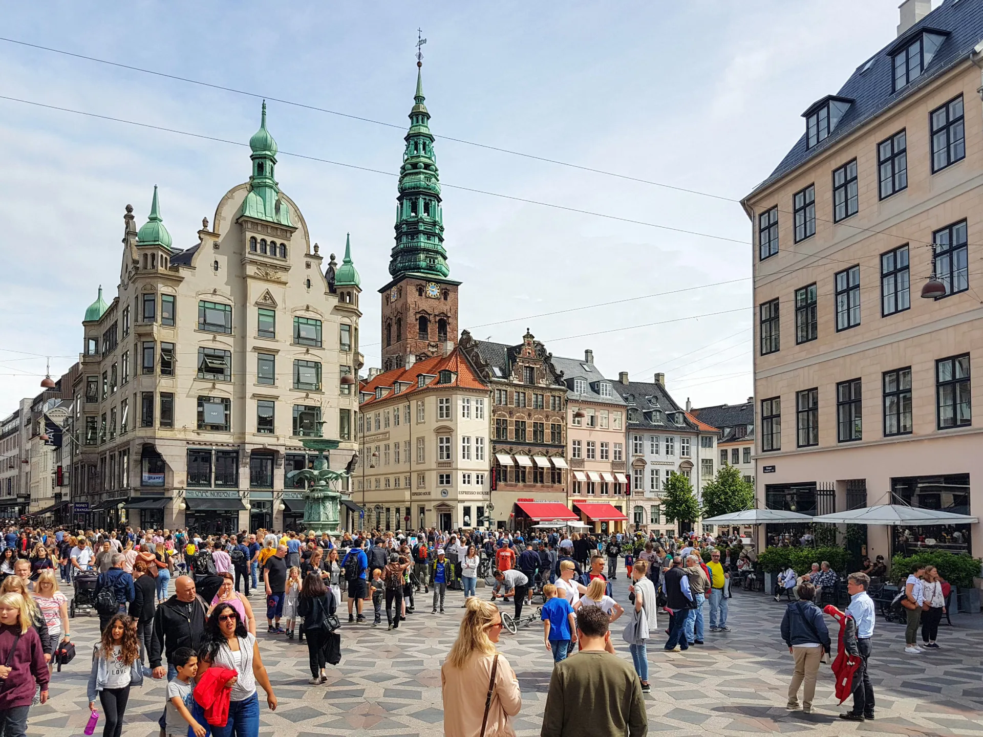 Casas coloridas ao longo de um canal em Copenhague, Dinamarca.