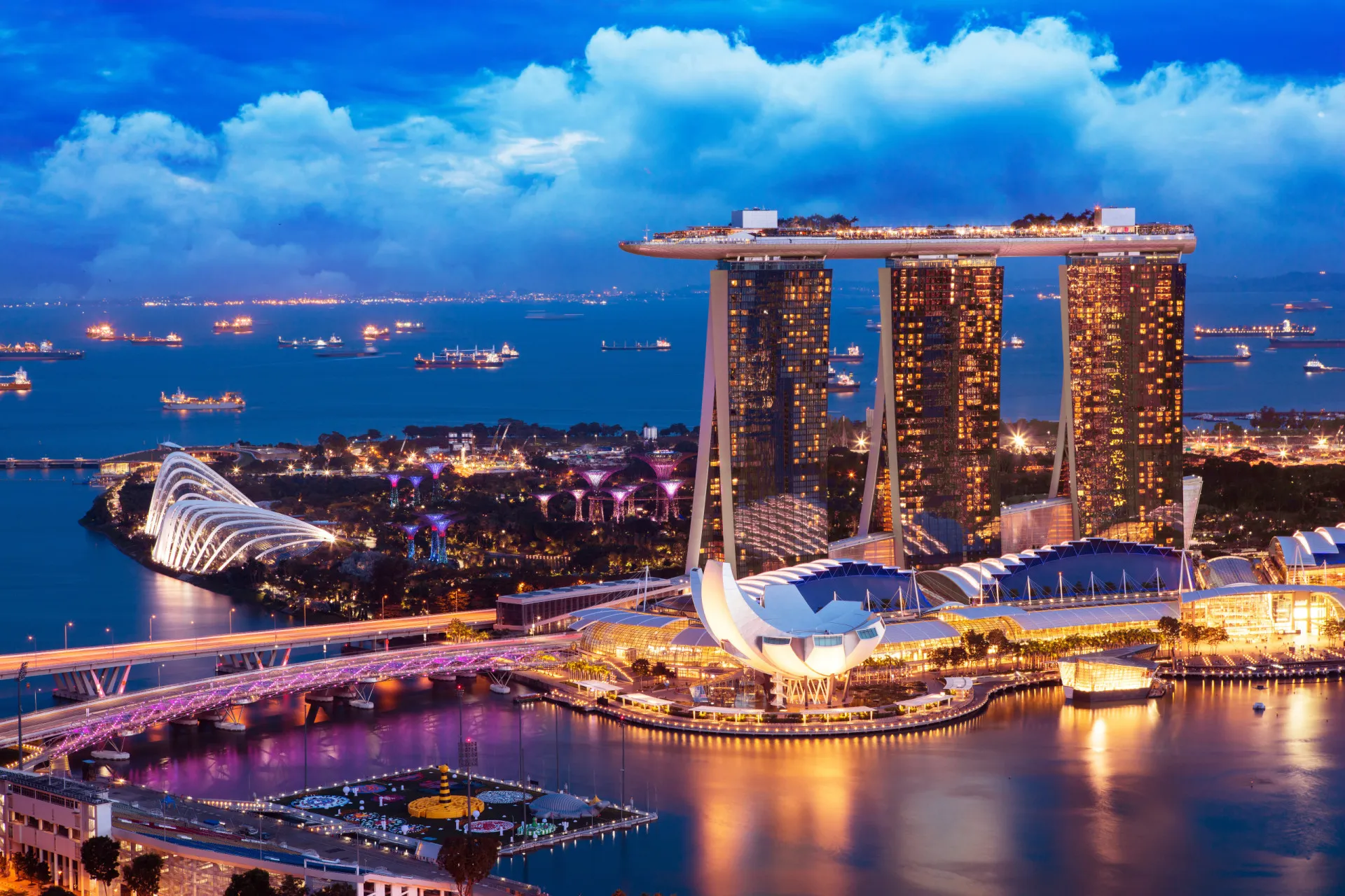Os supertrees iluminados no Gardens by the Bay, em Singapura.