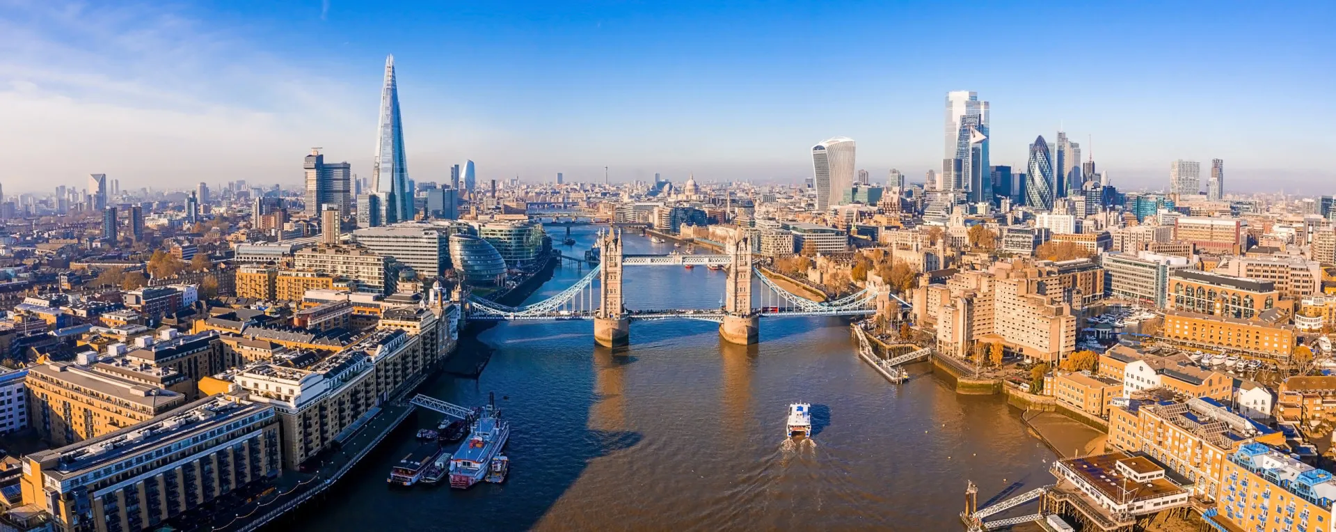 A Torre de Londres e a Tower Bridge no Reino Unido.