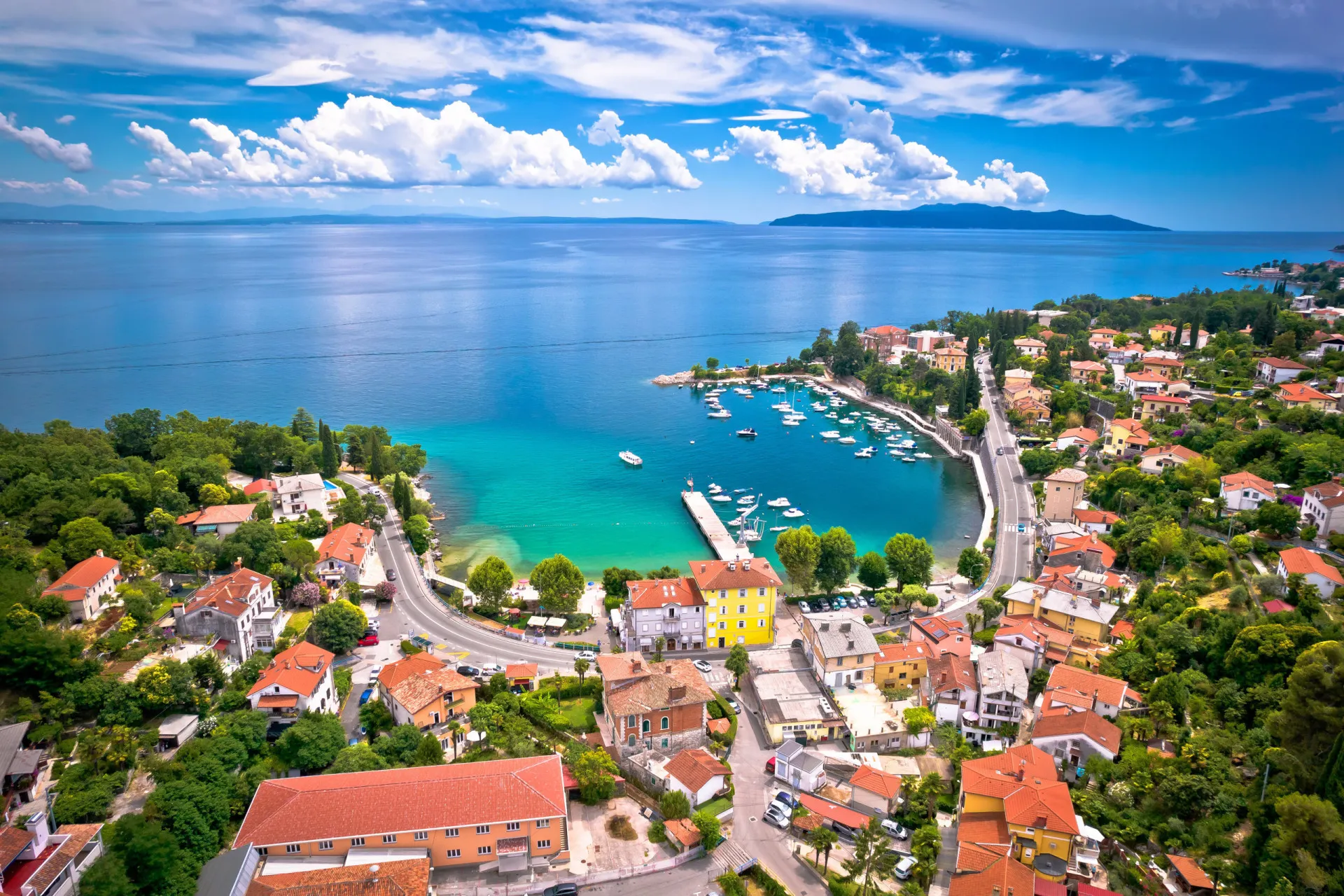 Vista panorâmica de uma cidade europeia histórica com montanhas ao fundo.