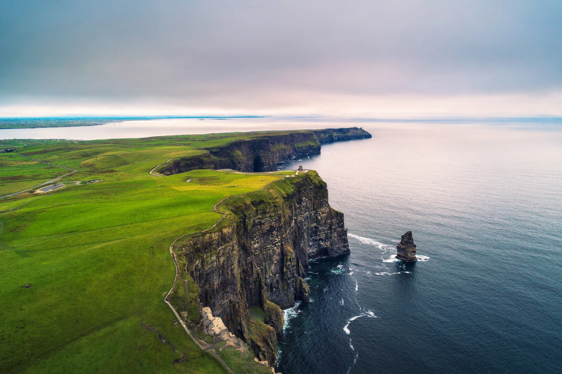 Falésias de Moher na Irlanda, com o oceano Atlântico ao fundo.