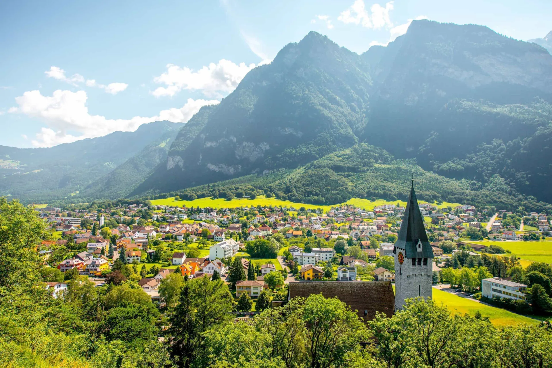 Vista do Castelo de Vaduz em Liechtenstein, situado em uma colina.