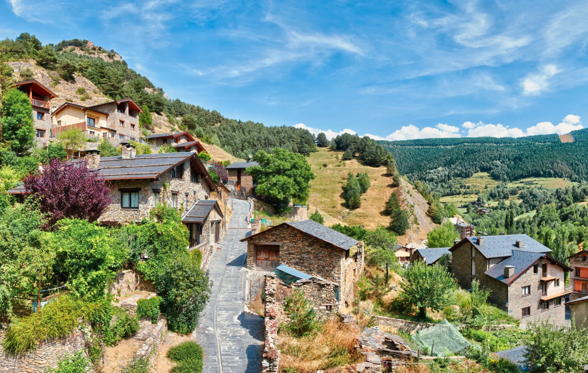 Paisagem montanhosa de Andorra com uma pequena vila no vale.