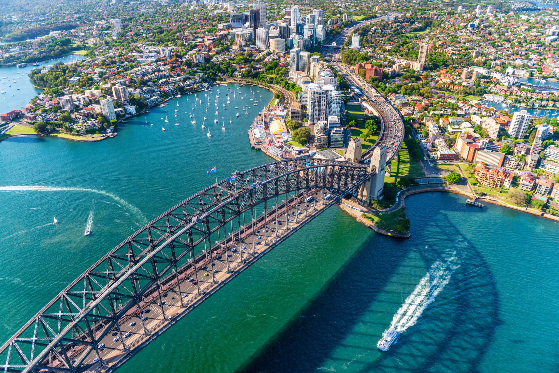 A icônica Ópera de Sydney na Austrália, com a Harbour Bridge ao fundo.