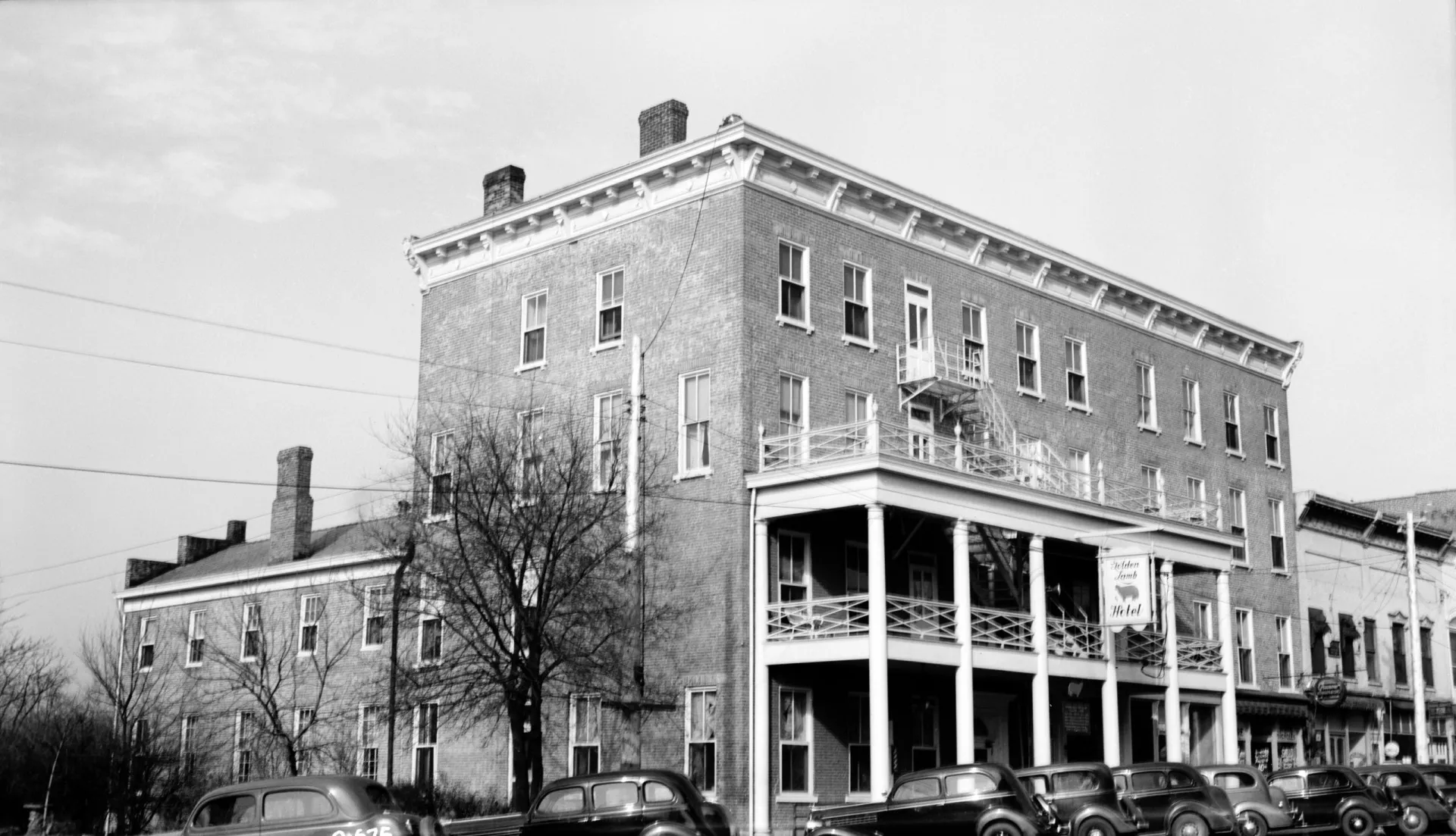 Fachada do The Golden Lamb Inn, um prédio histórico de tijolos vermelhos em Lebanon, Ohio.