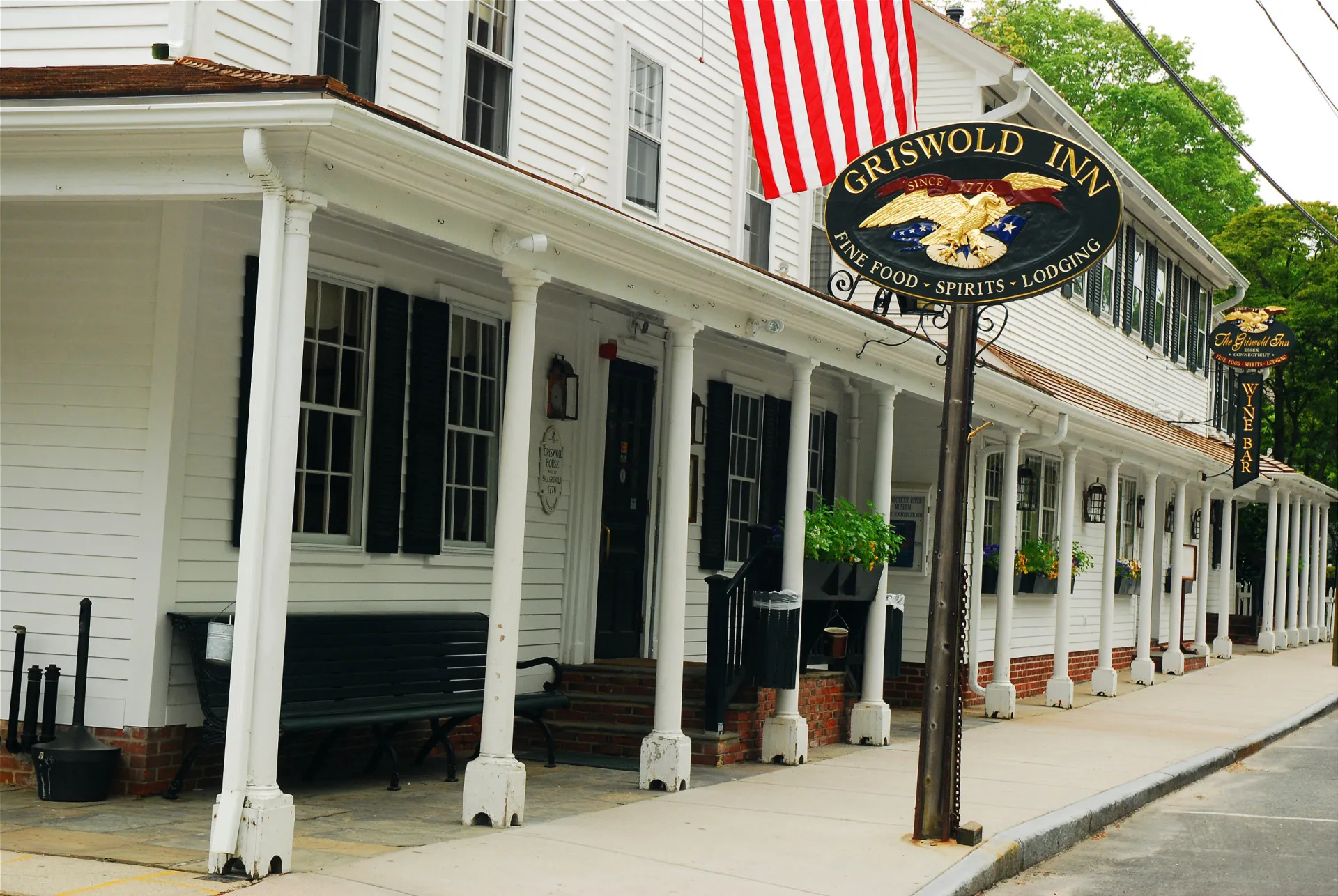 Entrada do The Griswold Inn, um prédio branco de estilo colonial em Essex, Connecticut.