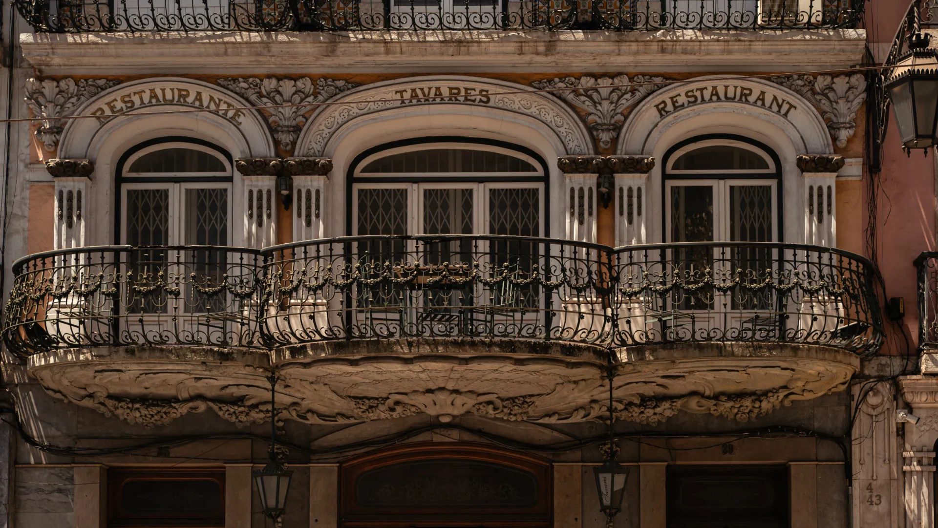 Interior luxuoso do Restaurante Tavares em Lisboa, com espelhos dourados, lustres de cristal e decoração opulenta.