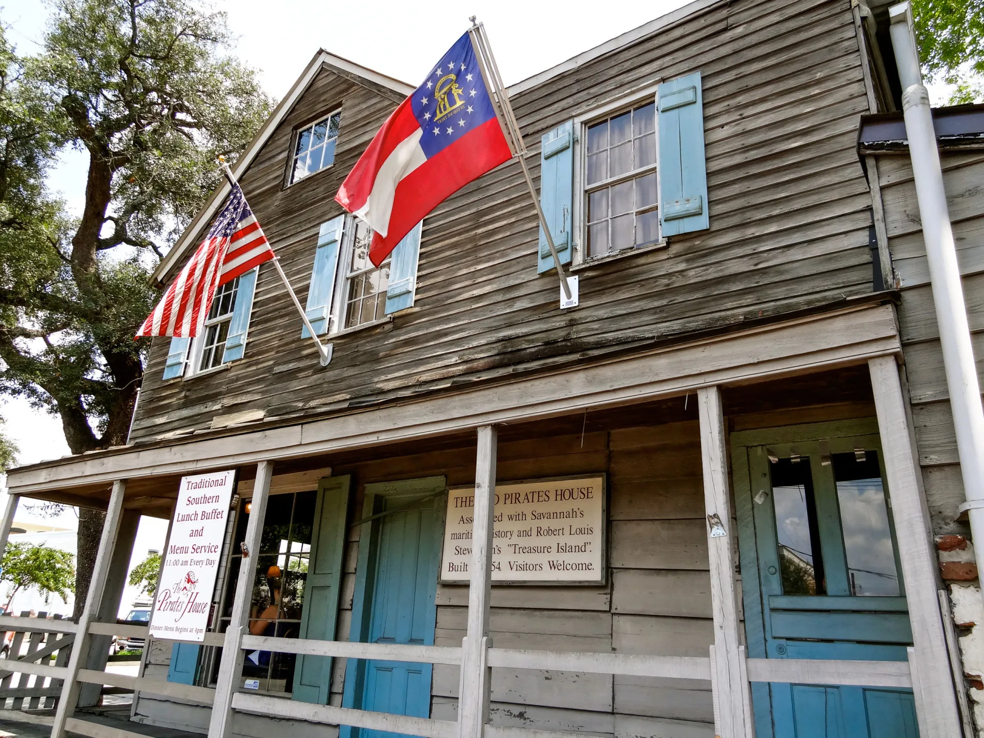 O exterior do The Pirates' House em Savannah, um prédio rústico que evoca histórias de piratas e marinheiros.