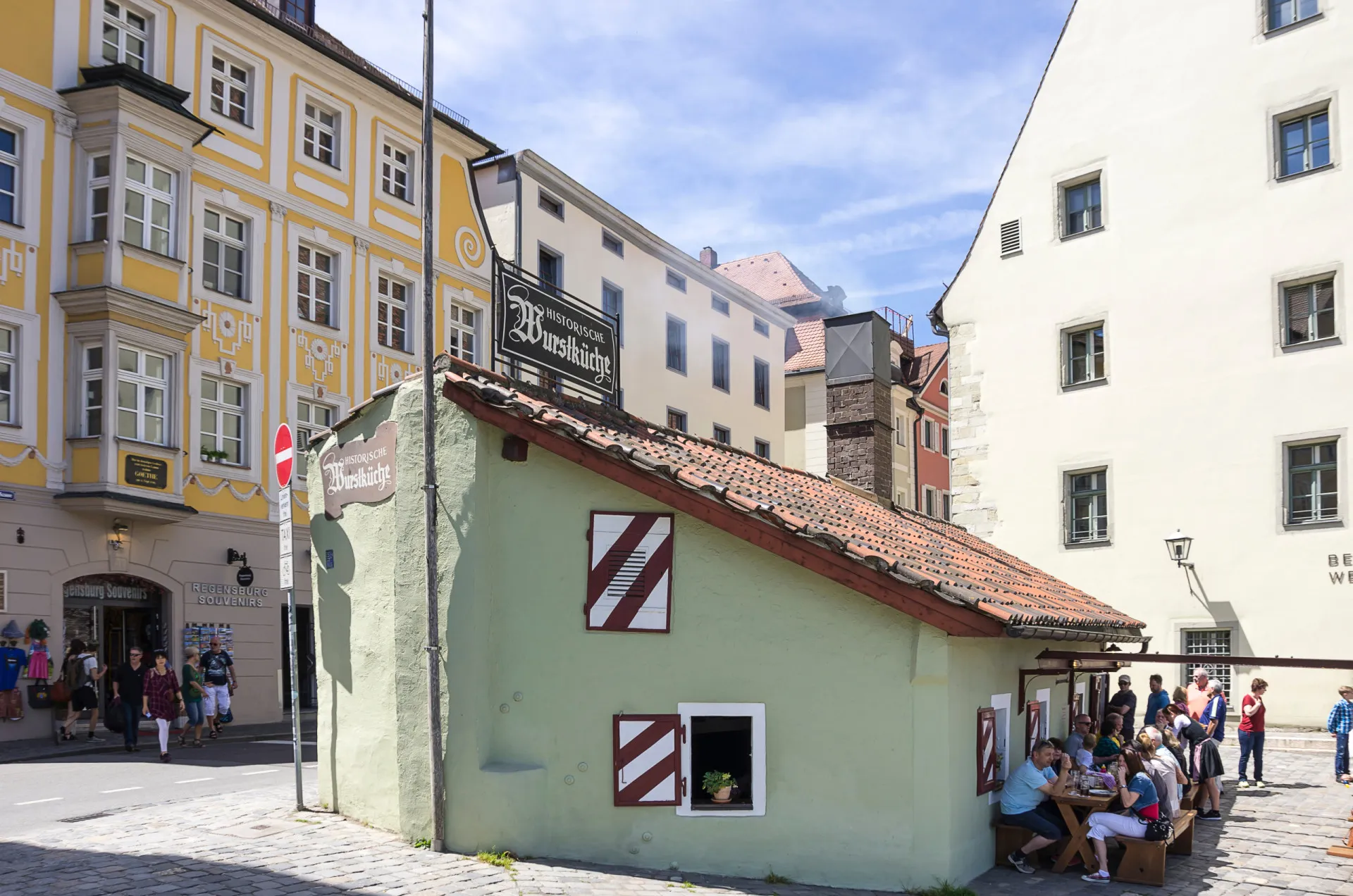 A pequena e histórica barraca de salsichas Historische Wurstküche, às margens do rio Danúbio em Regensburg, Alemanha.