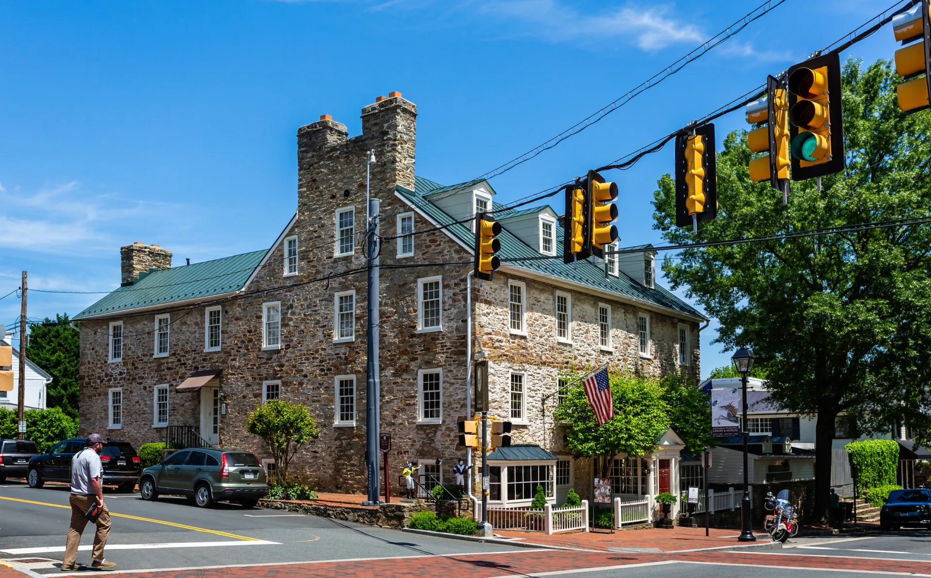 Fachada de pedra da The Red Fox Inn & Tavern, com suas janelas charmosas e hera cobrindo as paredes.
