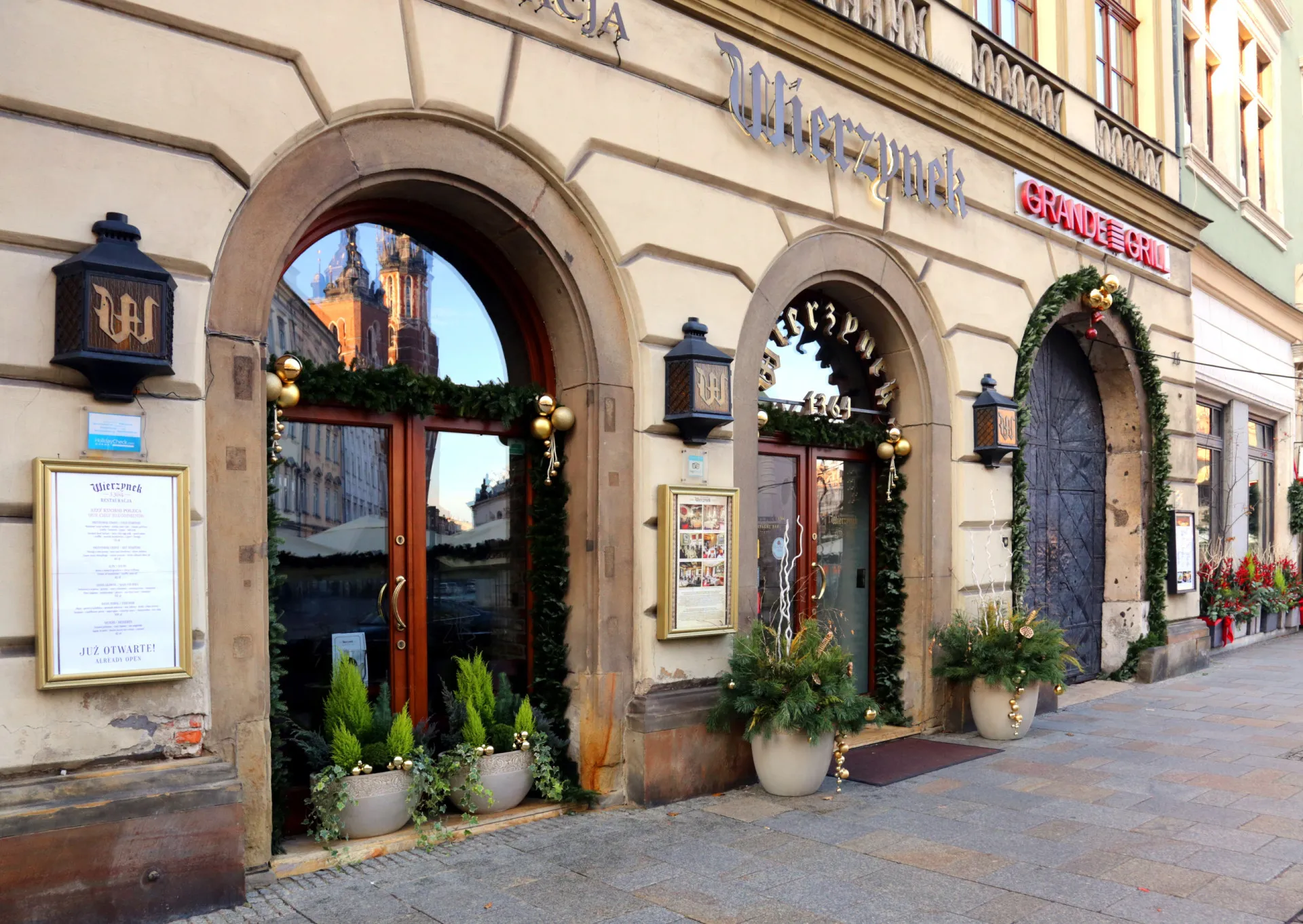 Salão de jantar opulento no restaurante Wierzynek, na praça principal da Cracóvia, Polônia.
