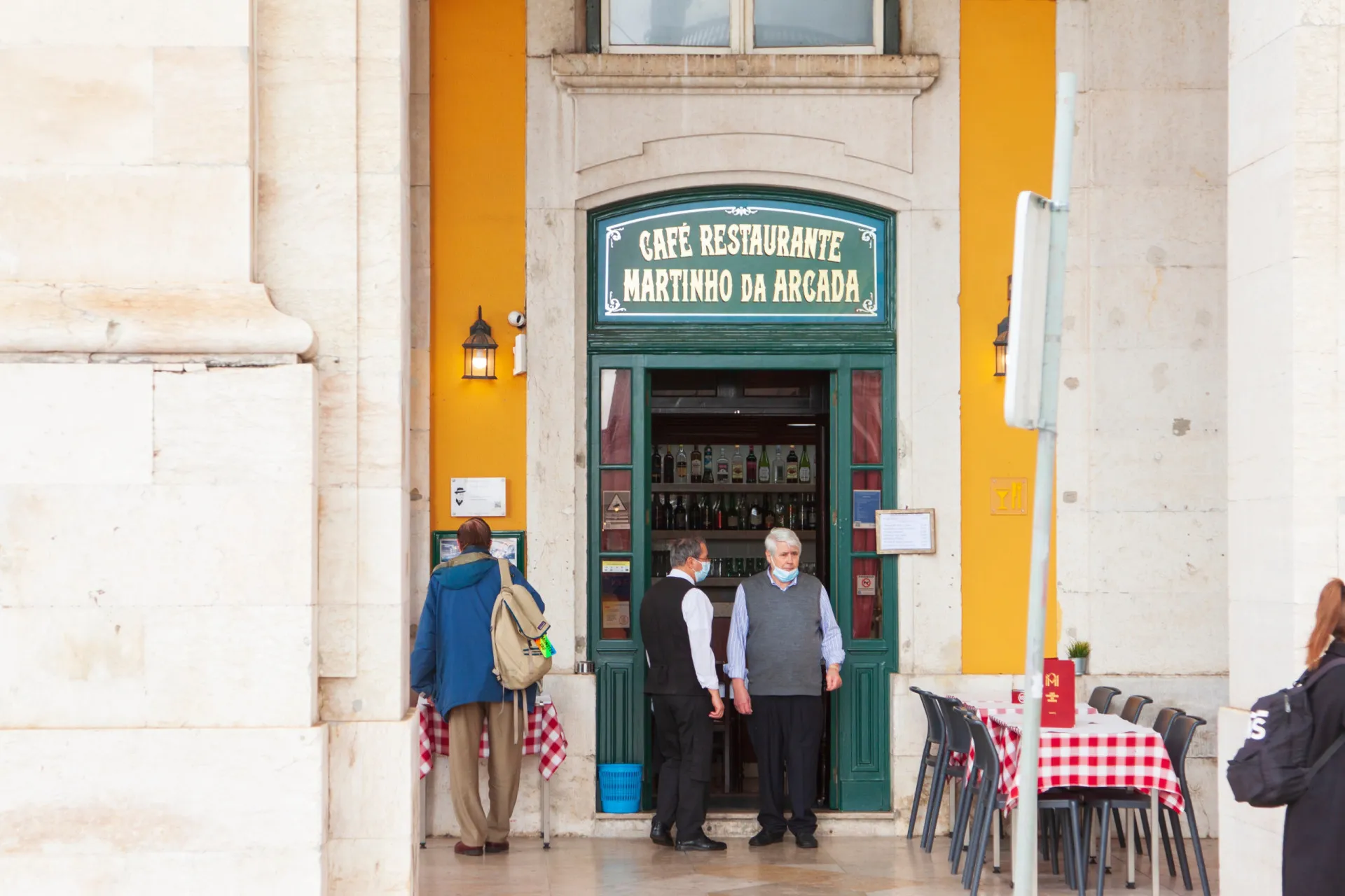 Fachada do histórico café Martinho da Arcada, localizado sob as arcadas da Praça do Comércio em Lisboa.