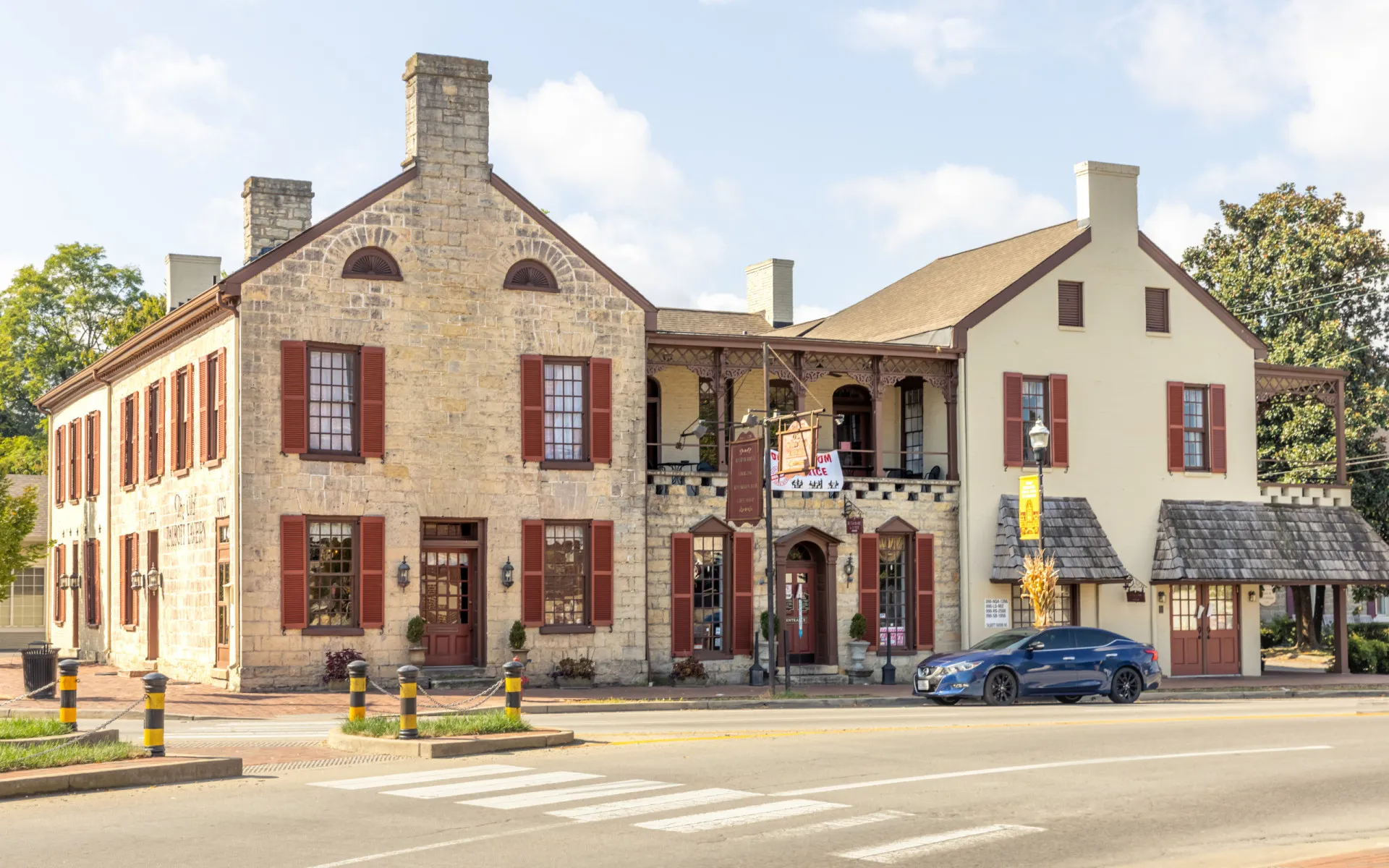 A imponente fachada de pedra da Talbott Tavern, um marco histórico em Bardstown, Kentucky.