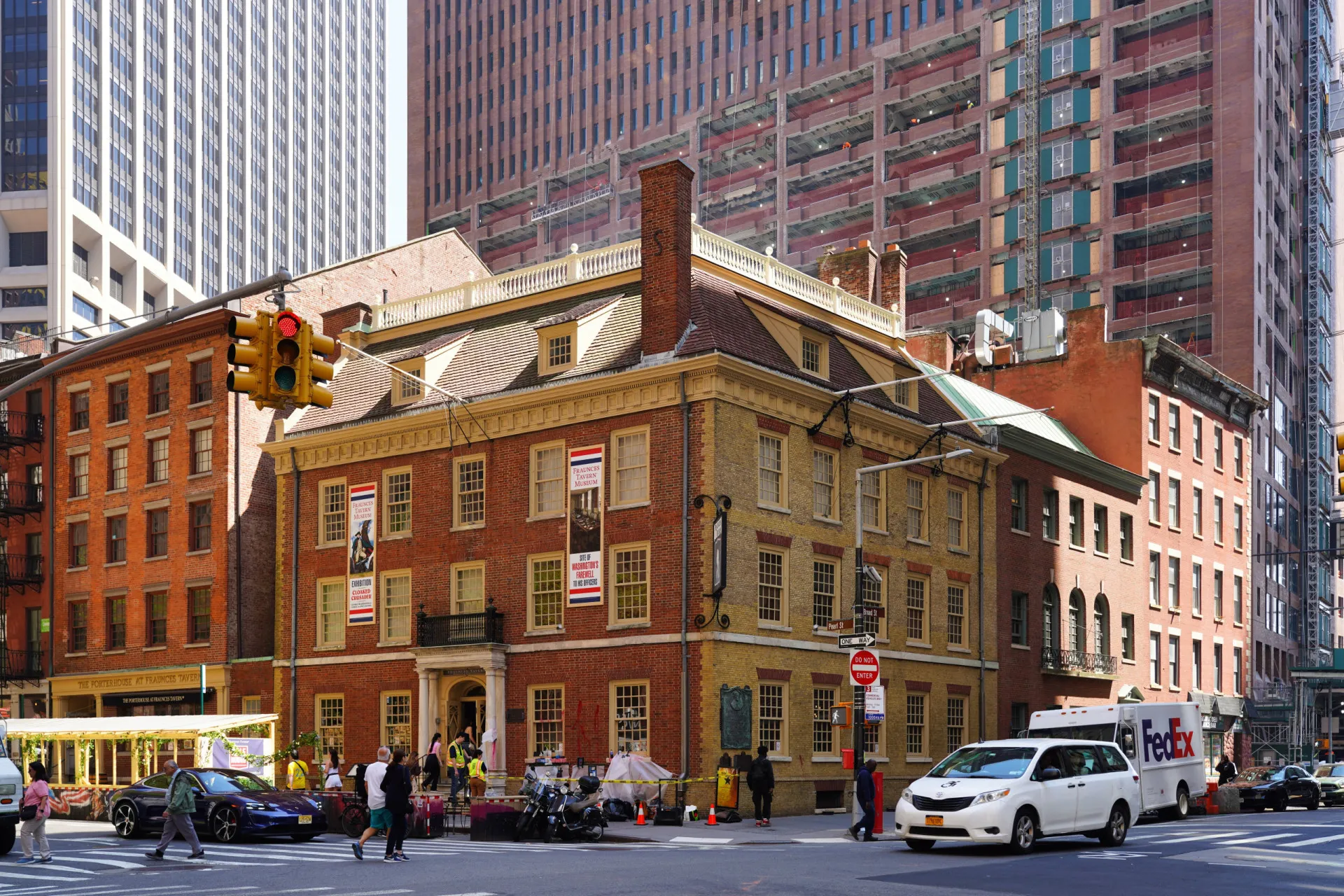 A histórica Fraunces Tavern em Nova York, um prédio de tijolos na esquina de uma rua movimentada.