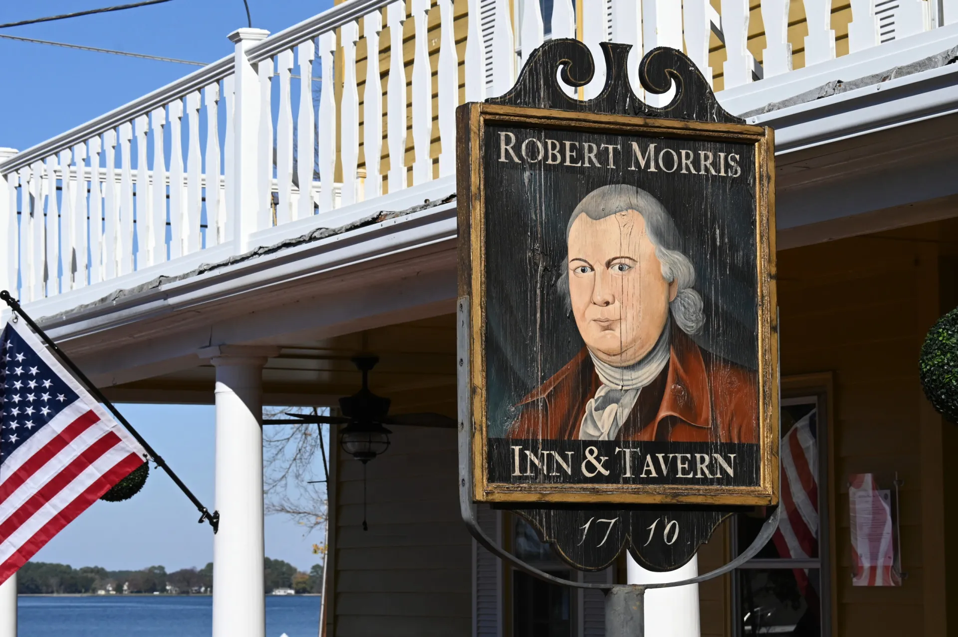 O Robert Morris Inn, uma charmosa construção colonial com uma varanda convidativa em Oxford, Maryland.