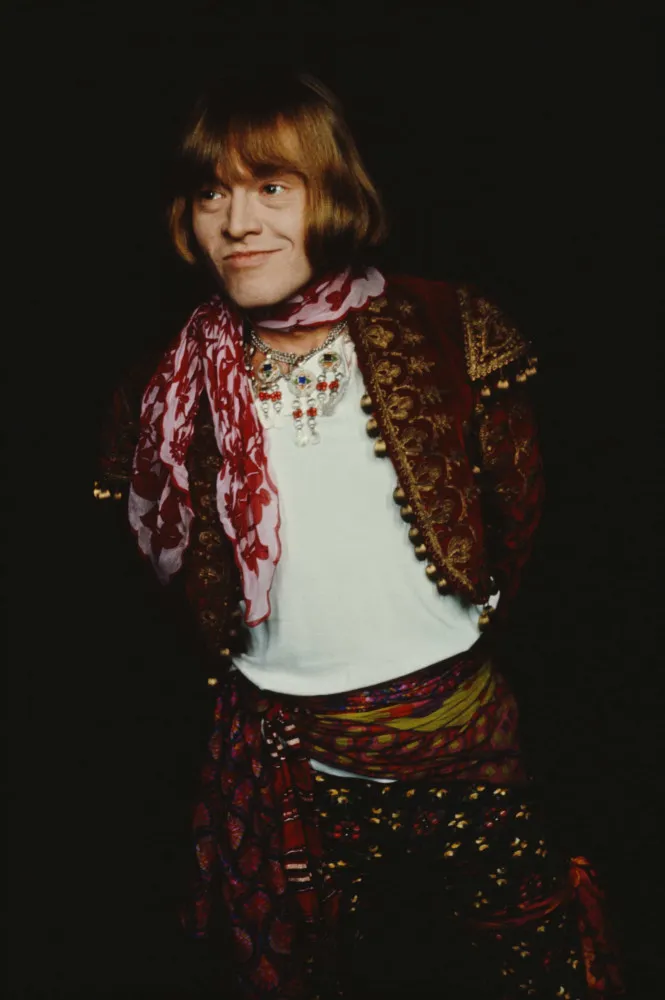 Brian Jones em um retrato, com seu característico cabelo loiro.