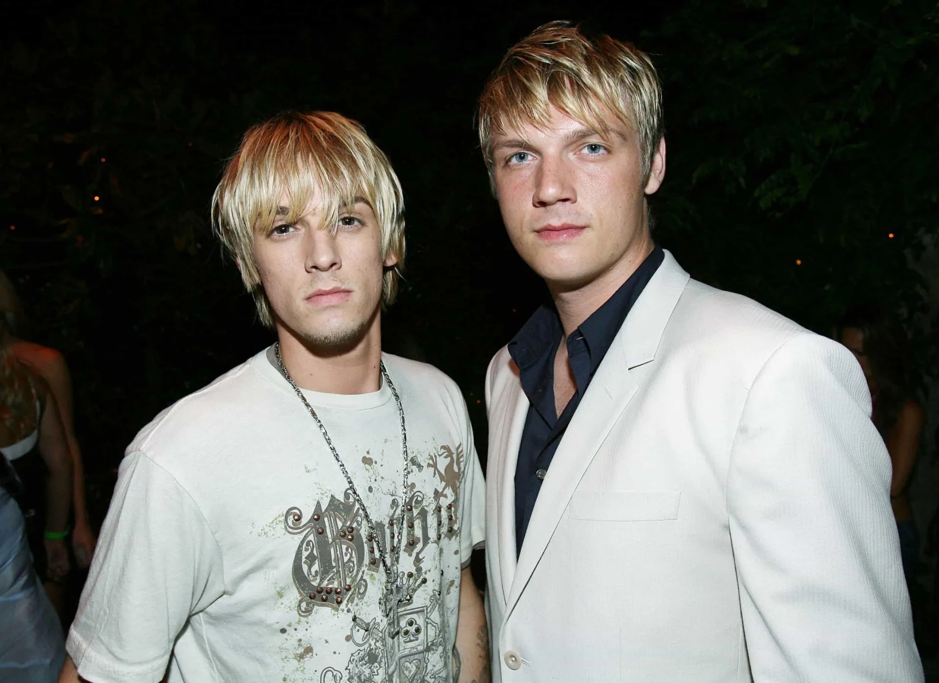 Aaron Carter em um retrato em close-up, olhando seriamente para a câmera.
