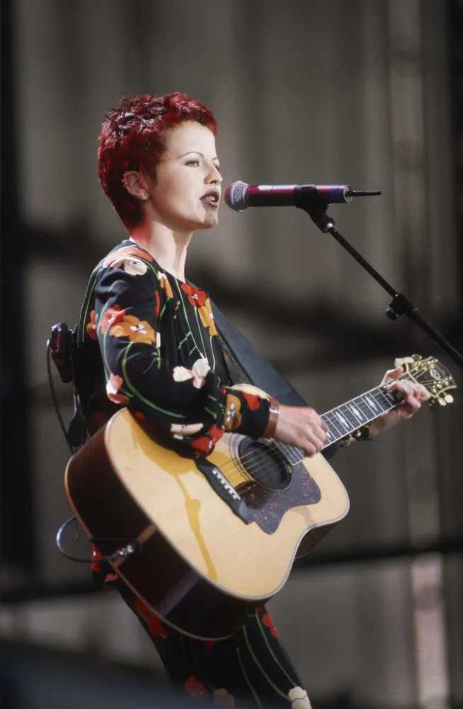 Dolores O'Riordan em um retrato, com um olhar intenso.