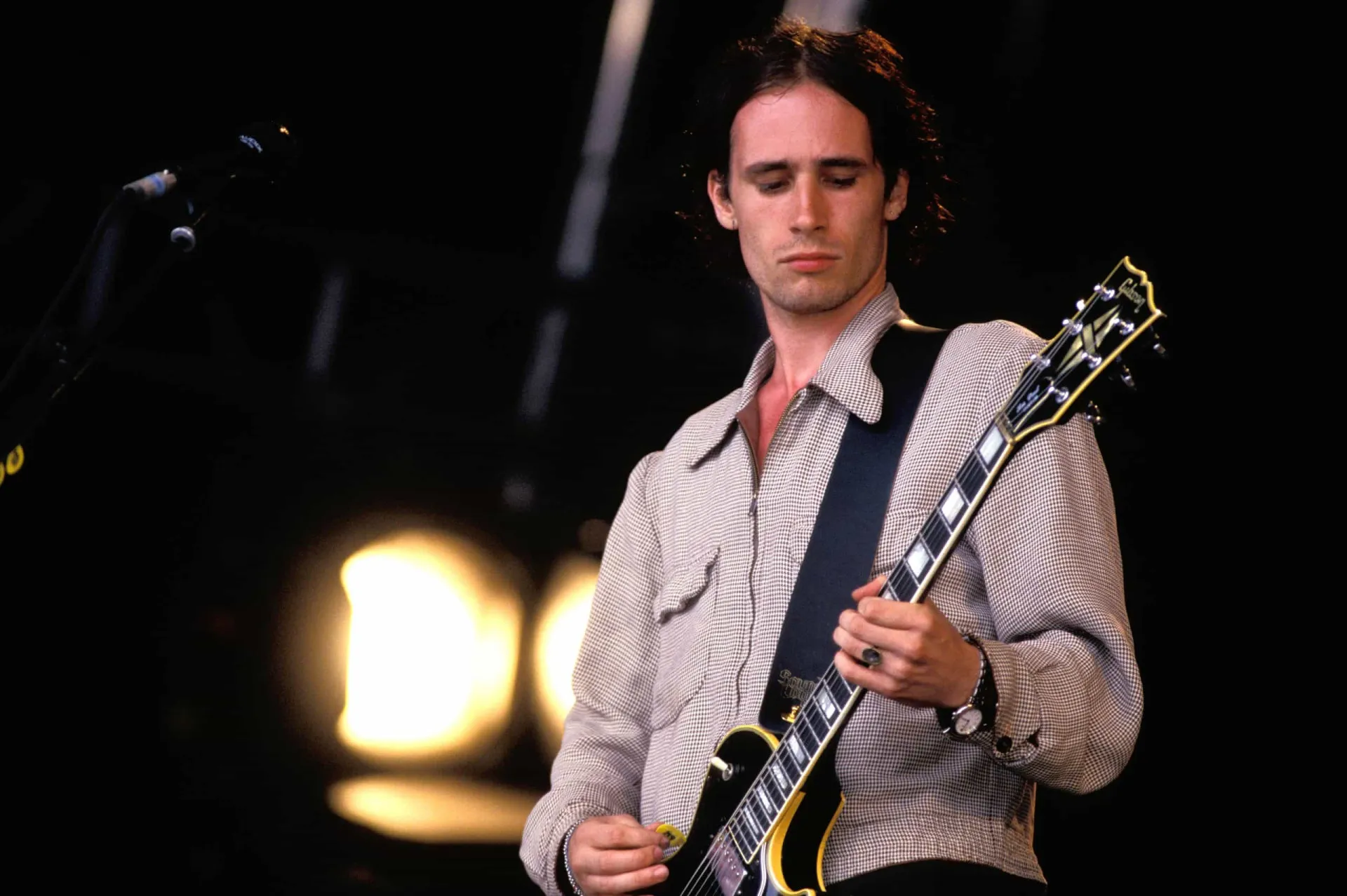 O cantor e compositor Jeff Buckley olhando para a câmera.