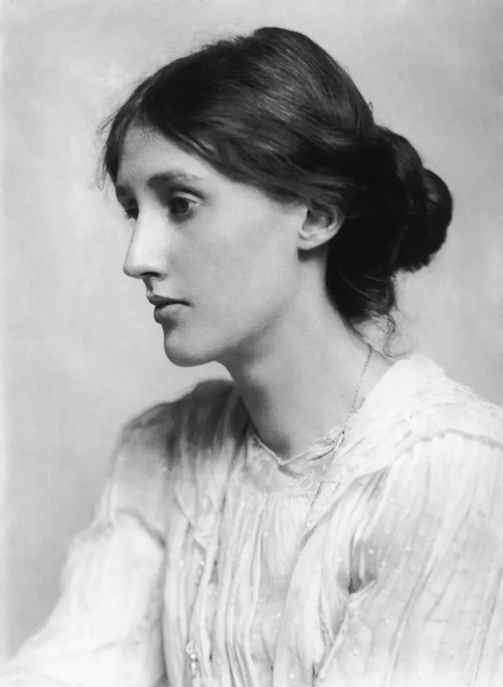 Virginia Woolf em outra foto de época, com um olhar distante.