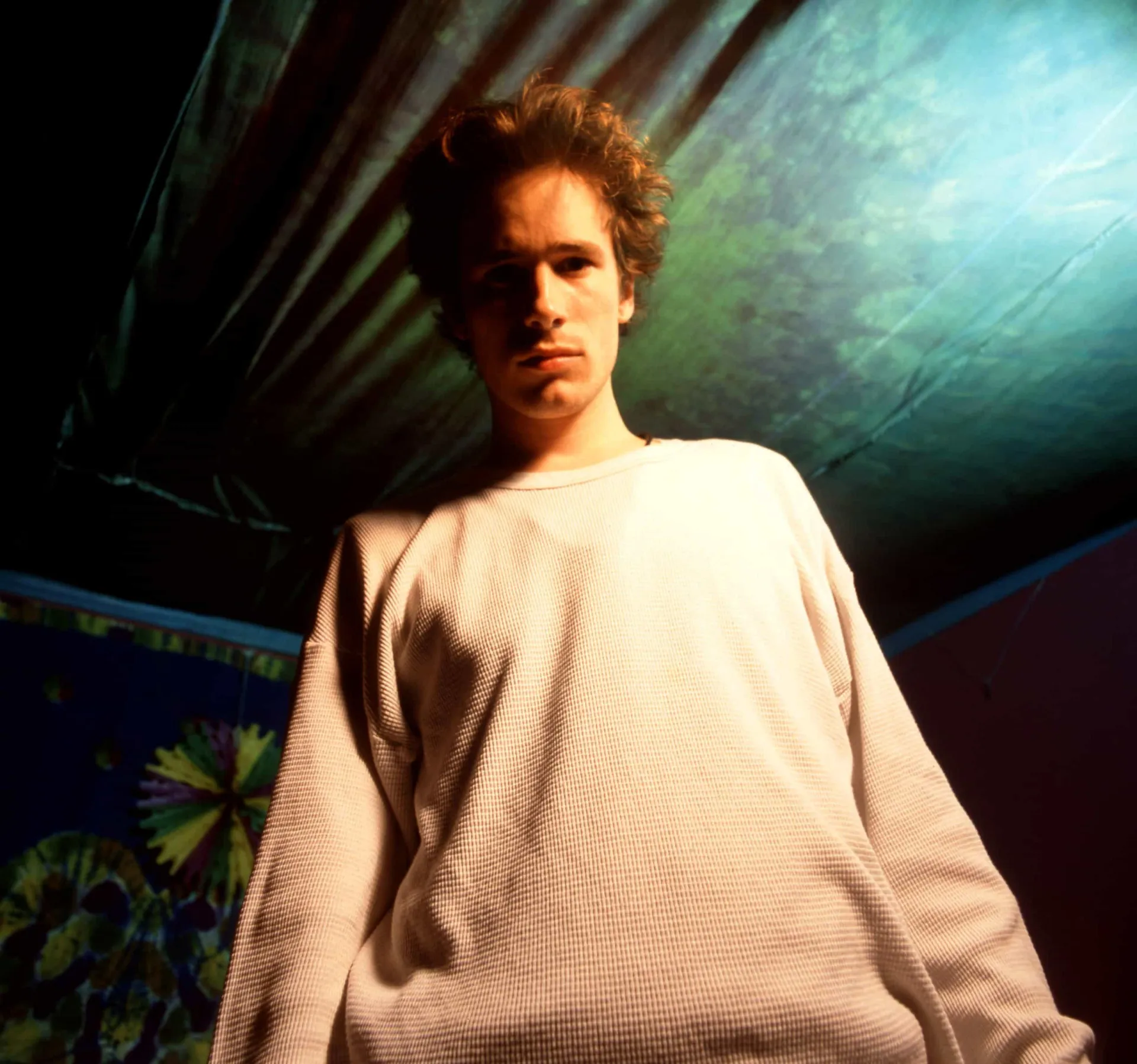 Jeff Buckley em uma foto em preto e branco, com seu violão.