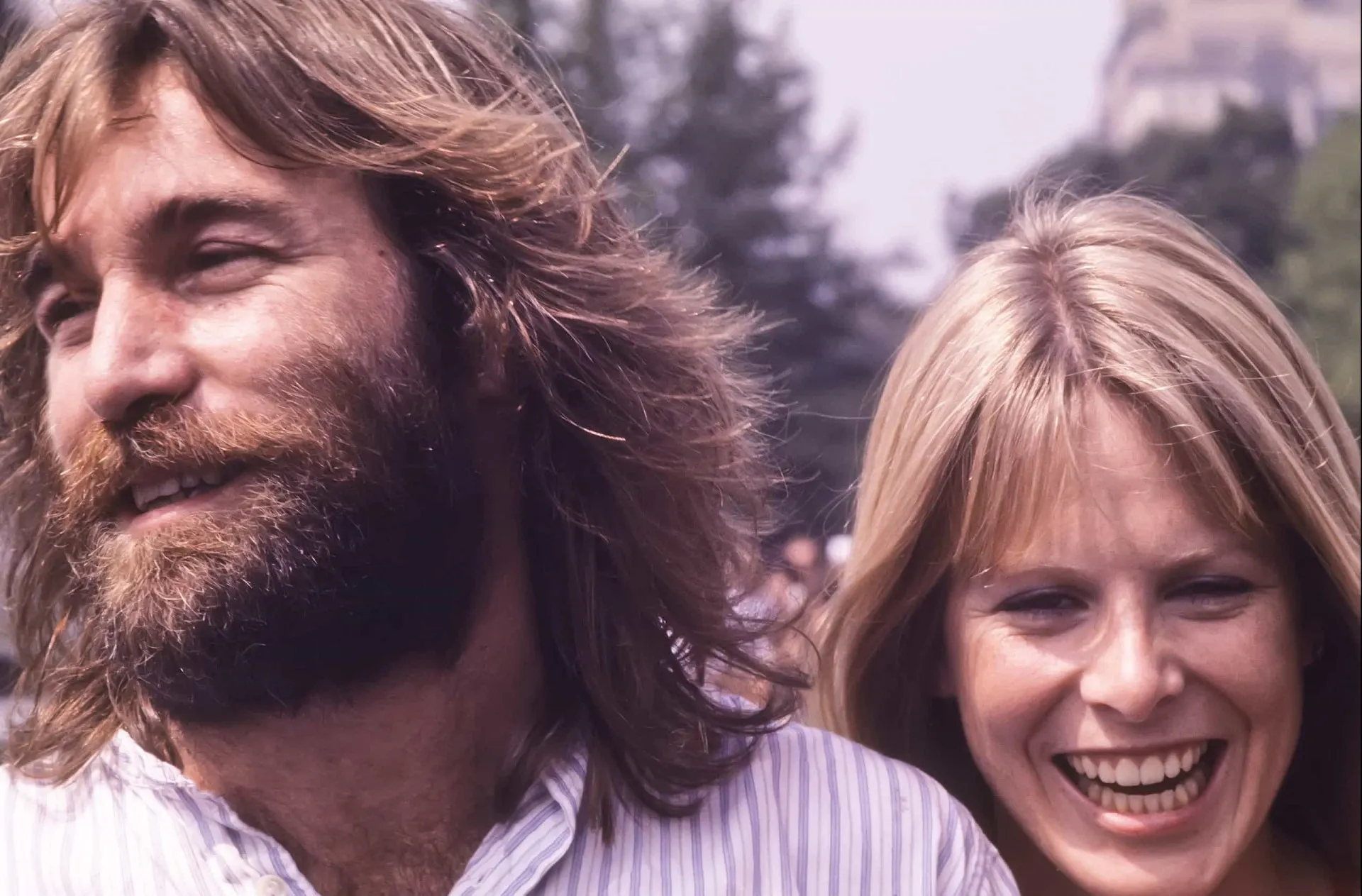 Dennis Wilson com sua ex-esposa, Karen Lamm, cuja foto ele tentava recuperar do fundo do rio.