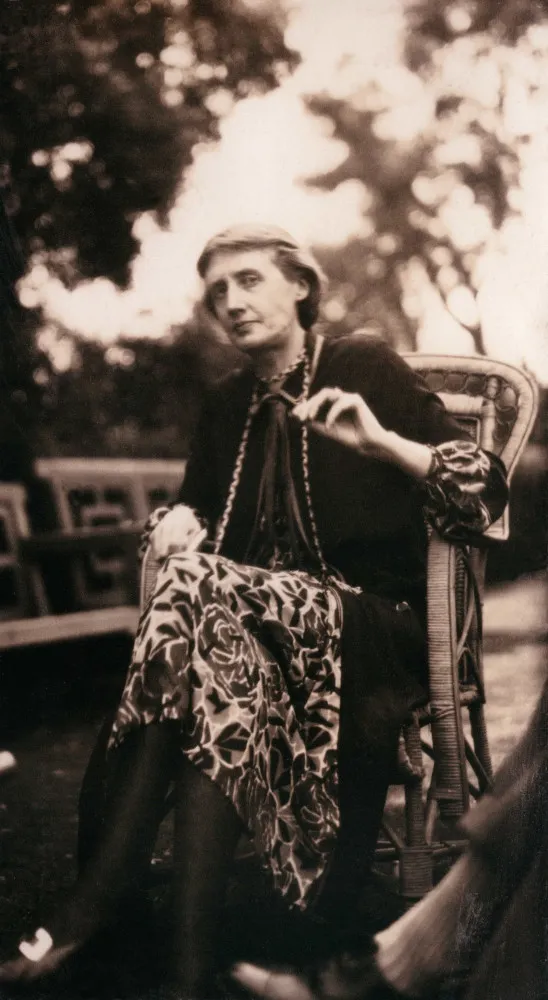 A escritora modernista Virginia Woolf em um retrato de época.