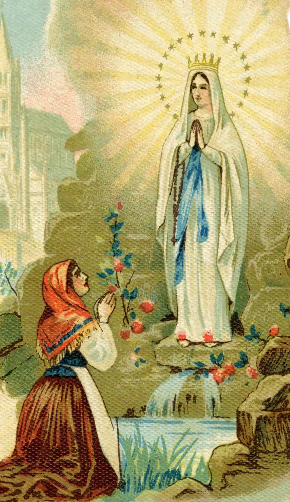 Multidão de peregrinos no Santuário de Nossa Senhora de Lourdes, muitos em busca de cura.