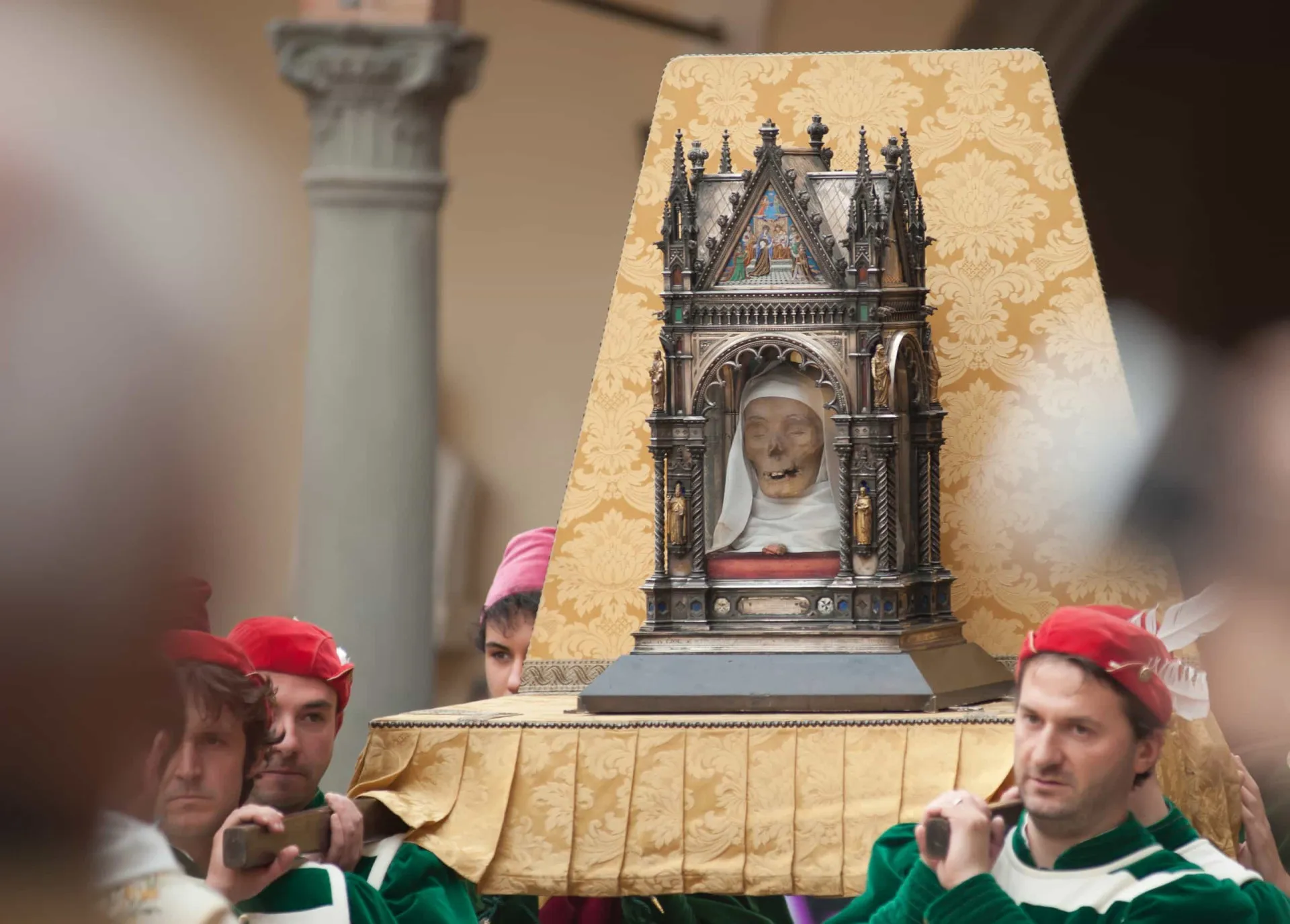 Relicário contendo a cabeça de Santa Catarina de Siena na Basílica de São Domingos, em Siena.