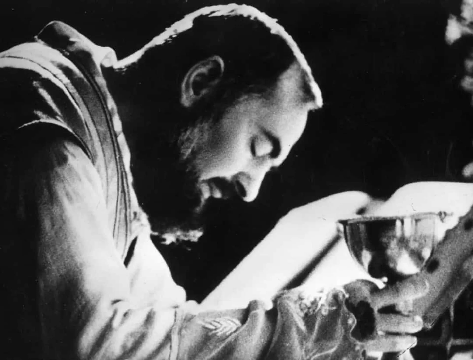 Retrato do Padre Pio, um monge capuchinho com olhar sereno e barba espessa.