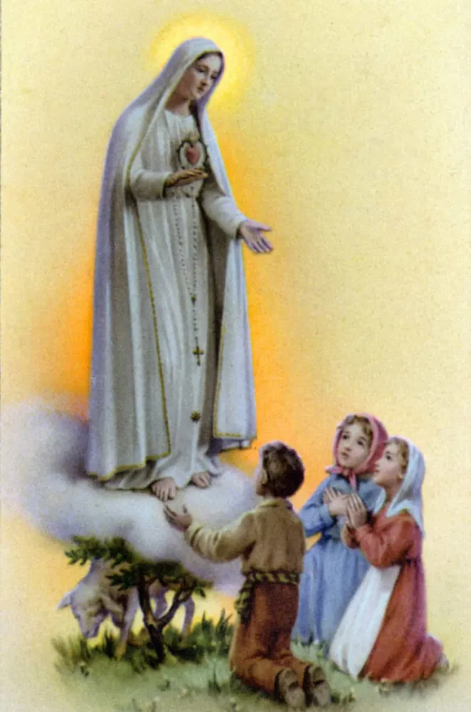 Estátua de Nossa Senhora de Fátima em um altar, venerada por fiéis.