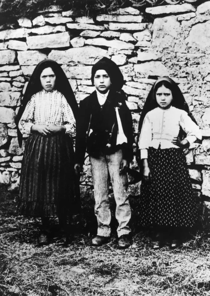 Foto antiga dos três pastorinhos de Fátima: Lúcia, Francisco e Jacinta.