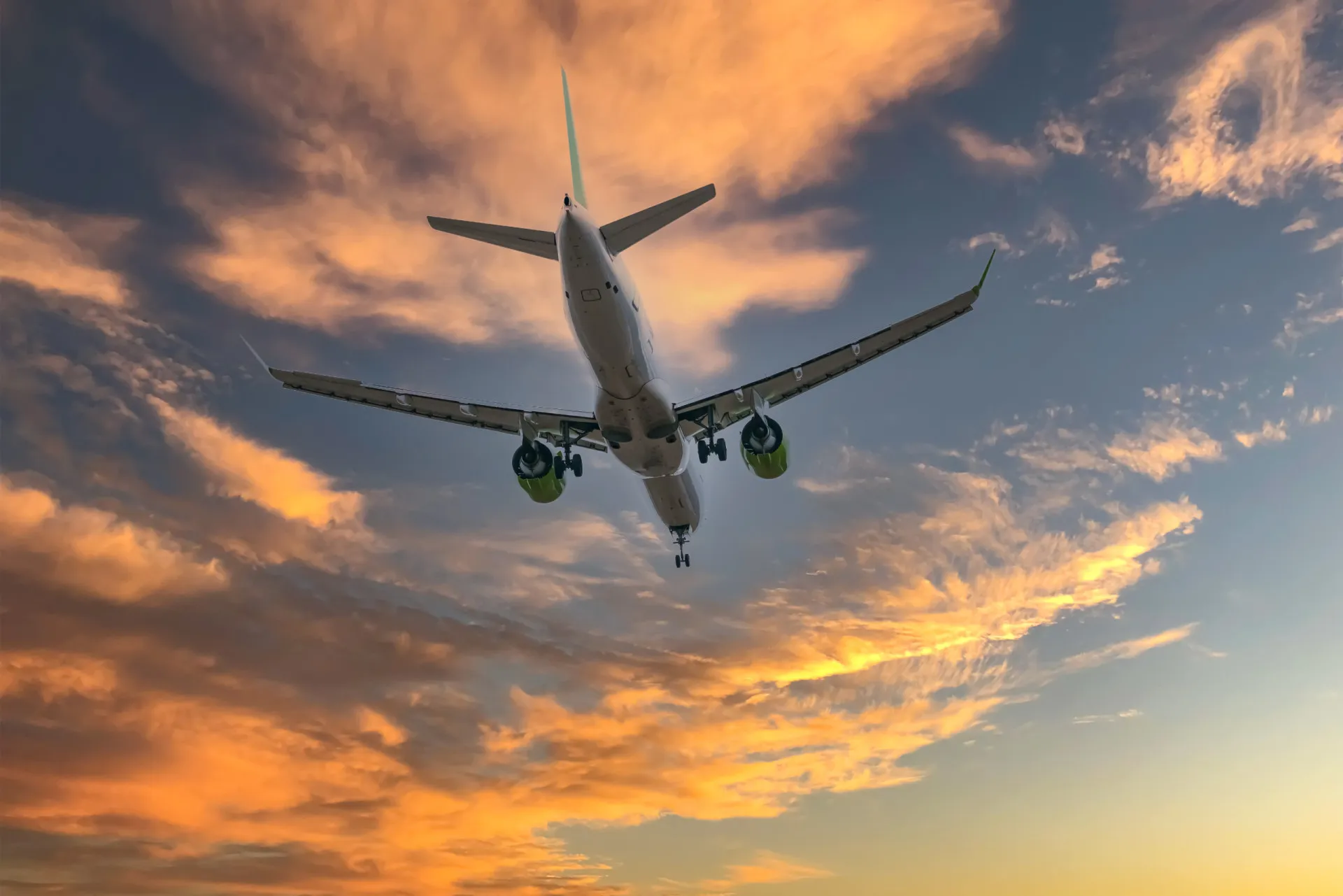Avião decolando em um aeroporto movimentado, representando o sistema de tráfego aéreo dos EUA.